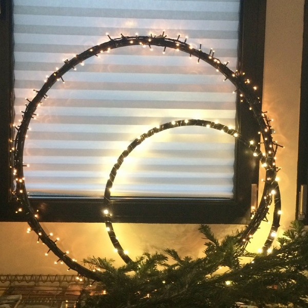 Фотоохота: Новогодняя подсветка загородного дома и сада — 26 идей