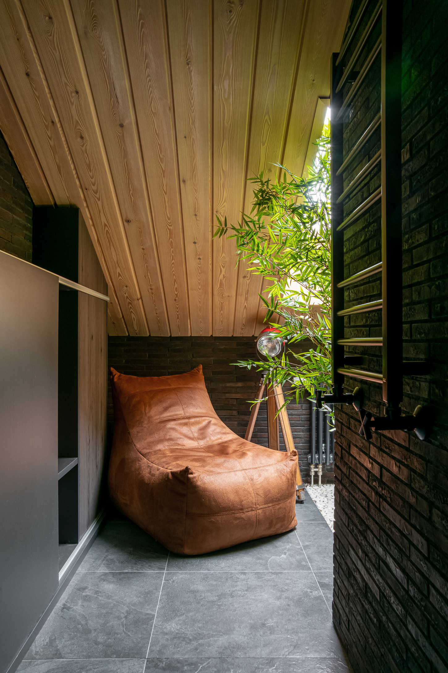 Houzz тур: Таунхаус с оливковой гостиной и чёрной детской