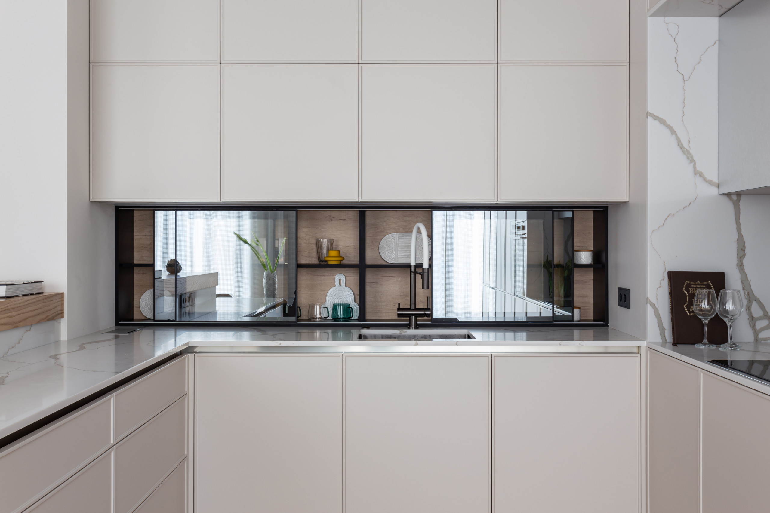 Кухня недели: с зеркальным шкафом вместо фартука