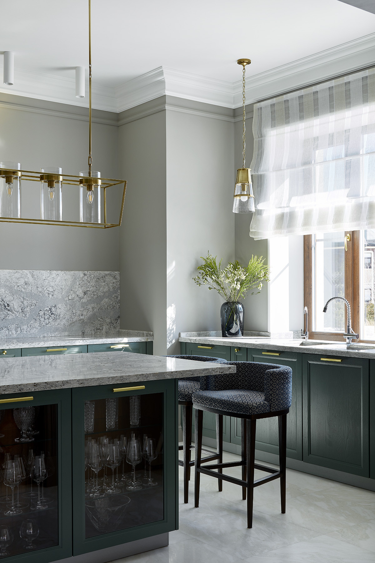 Houzz тур: Дом на Новой Риге с синей библиотекой