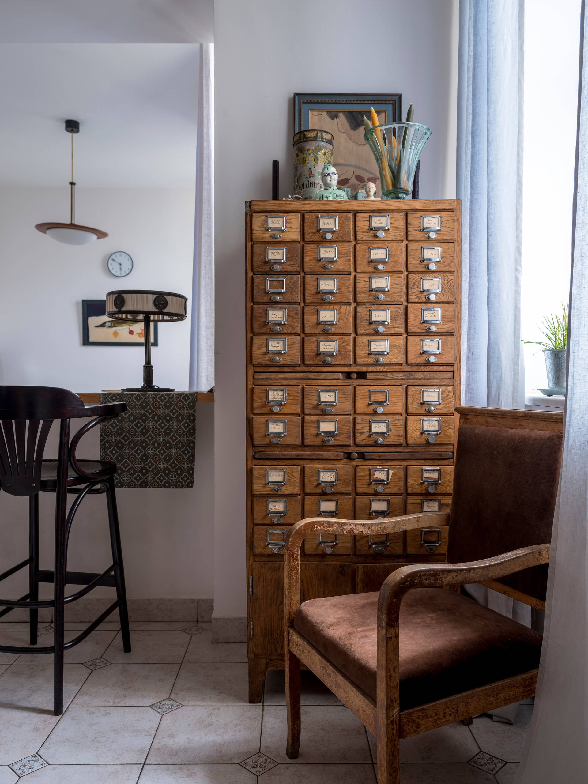 В гостях: Съёмная квартира, где живут декоратор и её коллекция