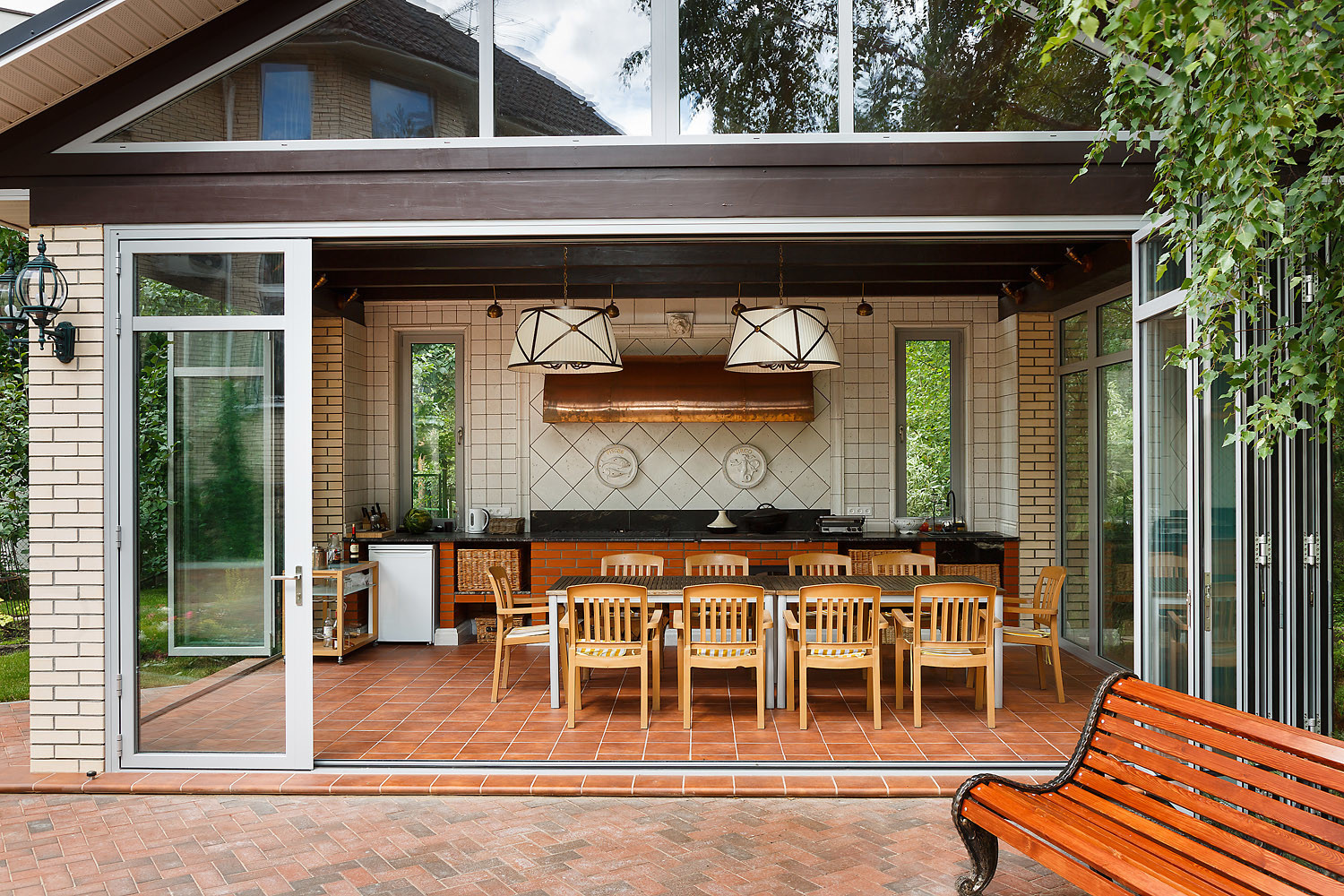 Просто фото: Летние кухни из 37 российских проектов