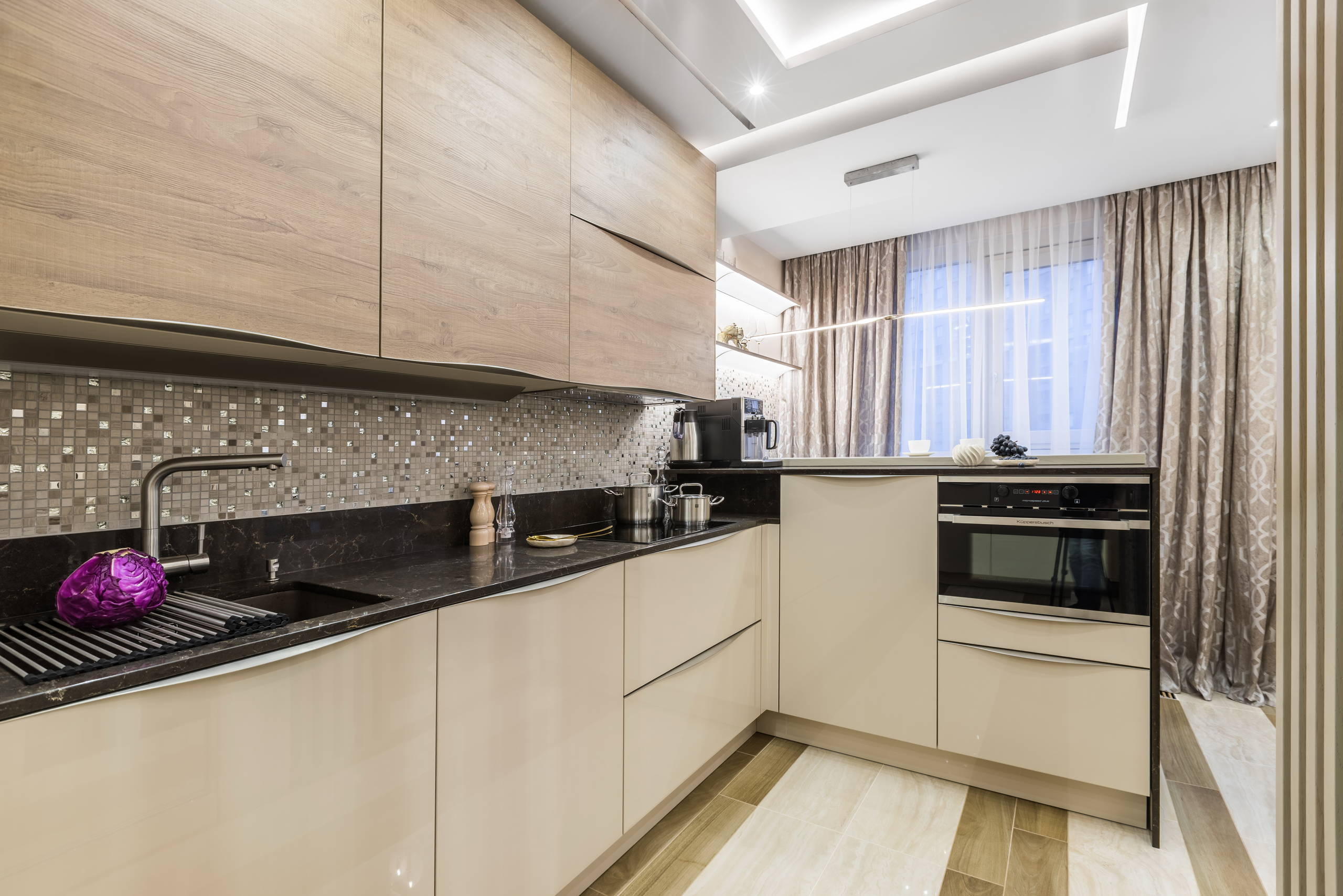 Есть проблема: Проходная кухня и гостиная в смежных комнатах