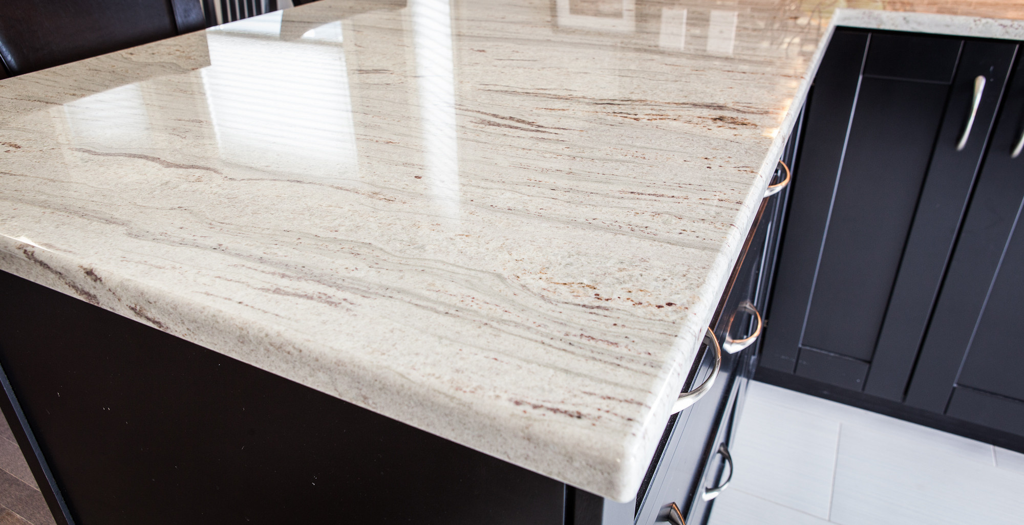 Натуральный или искусственный? Выбираем каменную столешницу для кухни