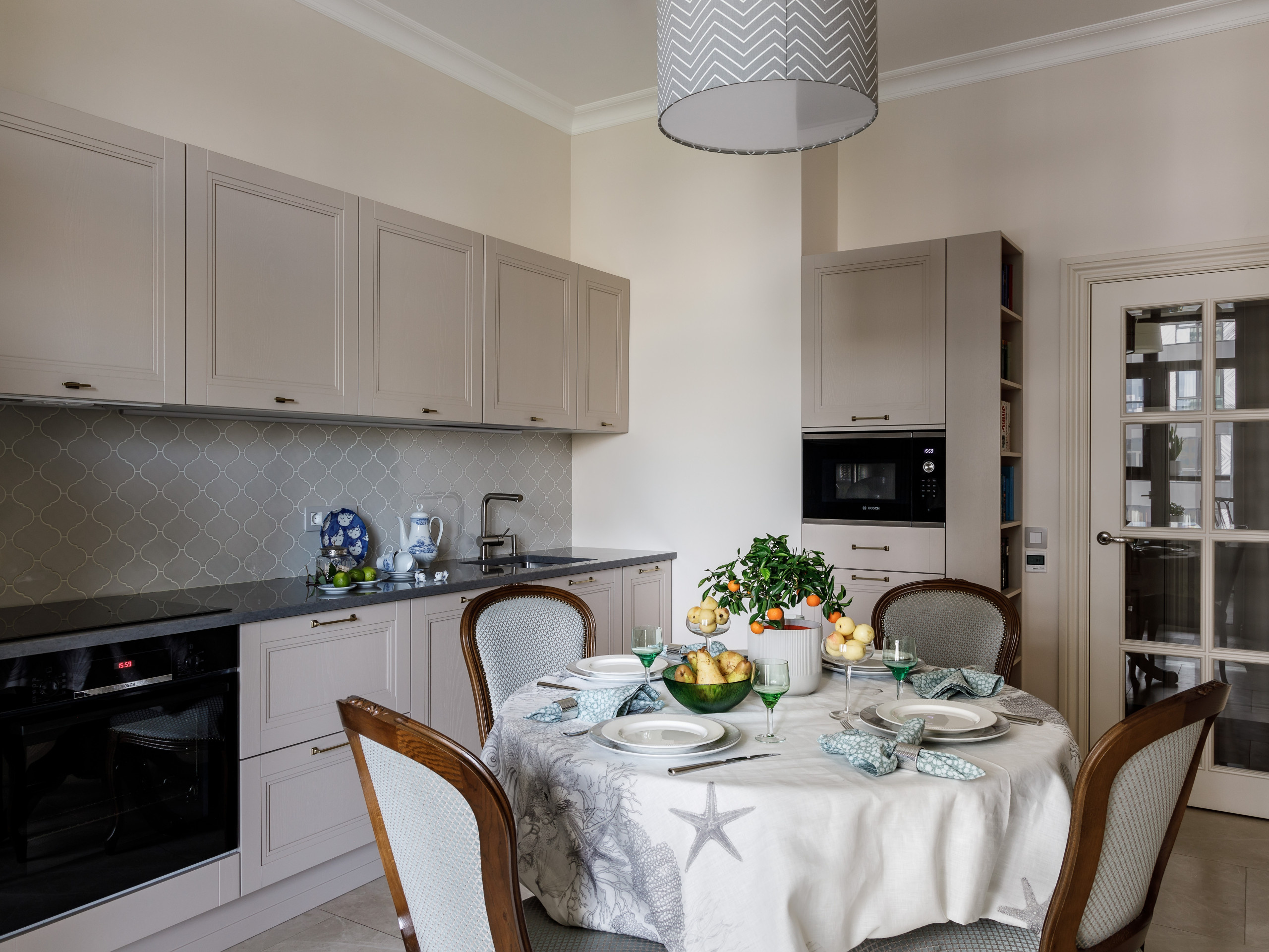 Просто фото: Как обыграть воздуховод на кухне