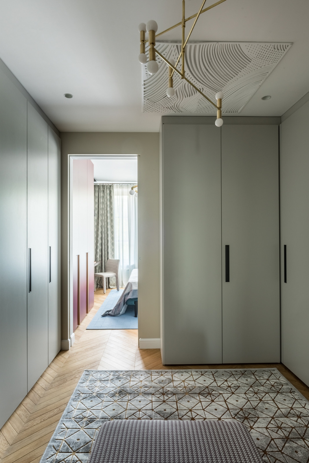 Houzz тур: Квартира с яркими деталями и элементами из латуни