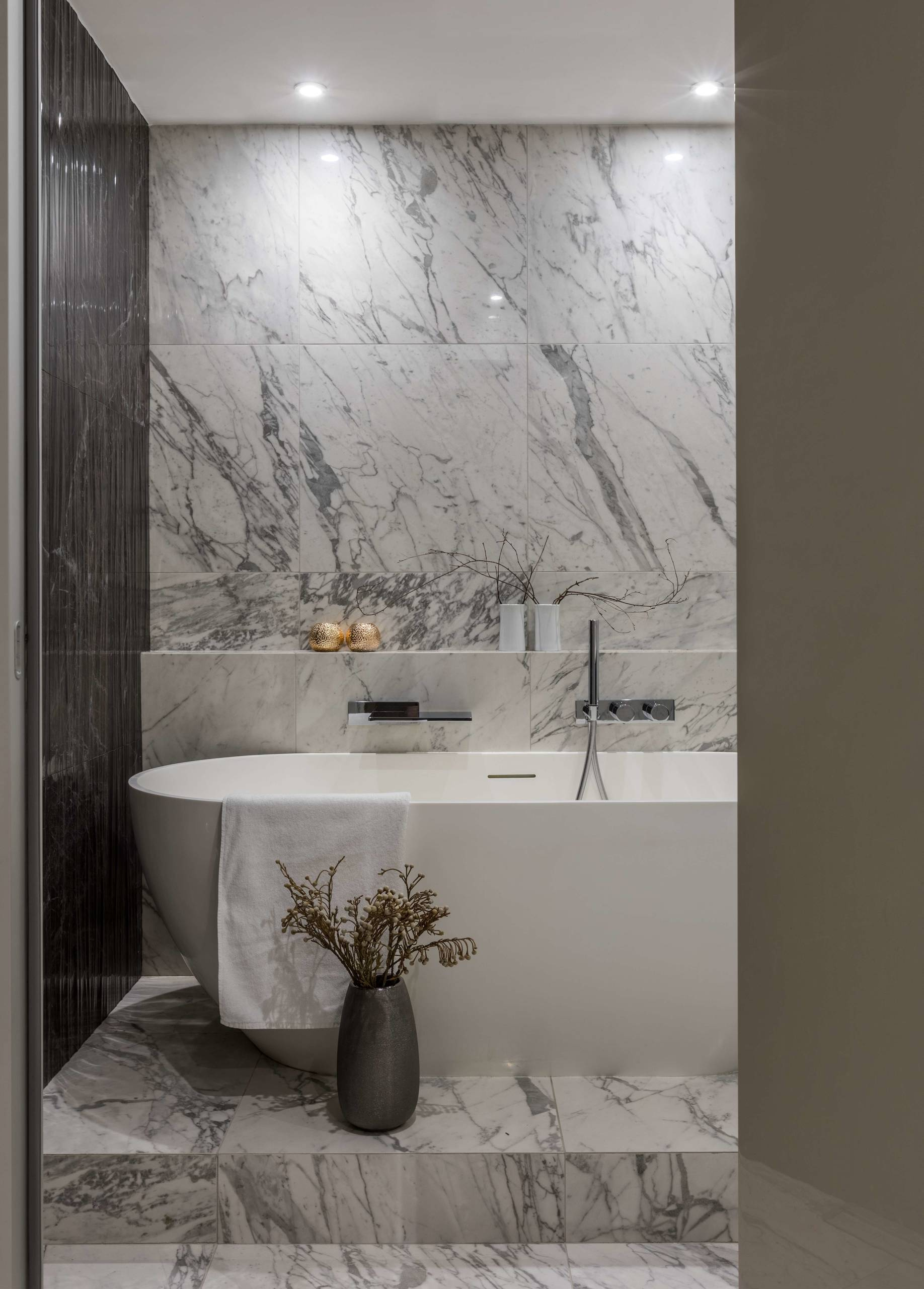 Houzz тур: Квартира с чёрным зеркалом для семьи юристов