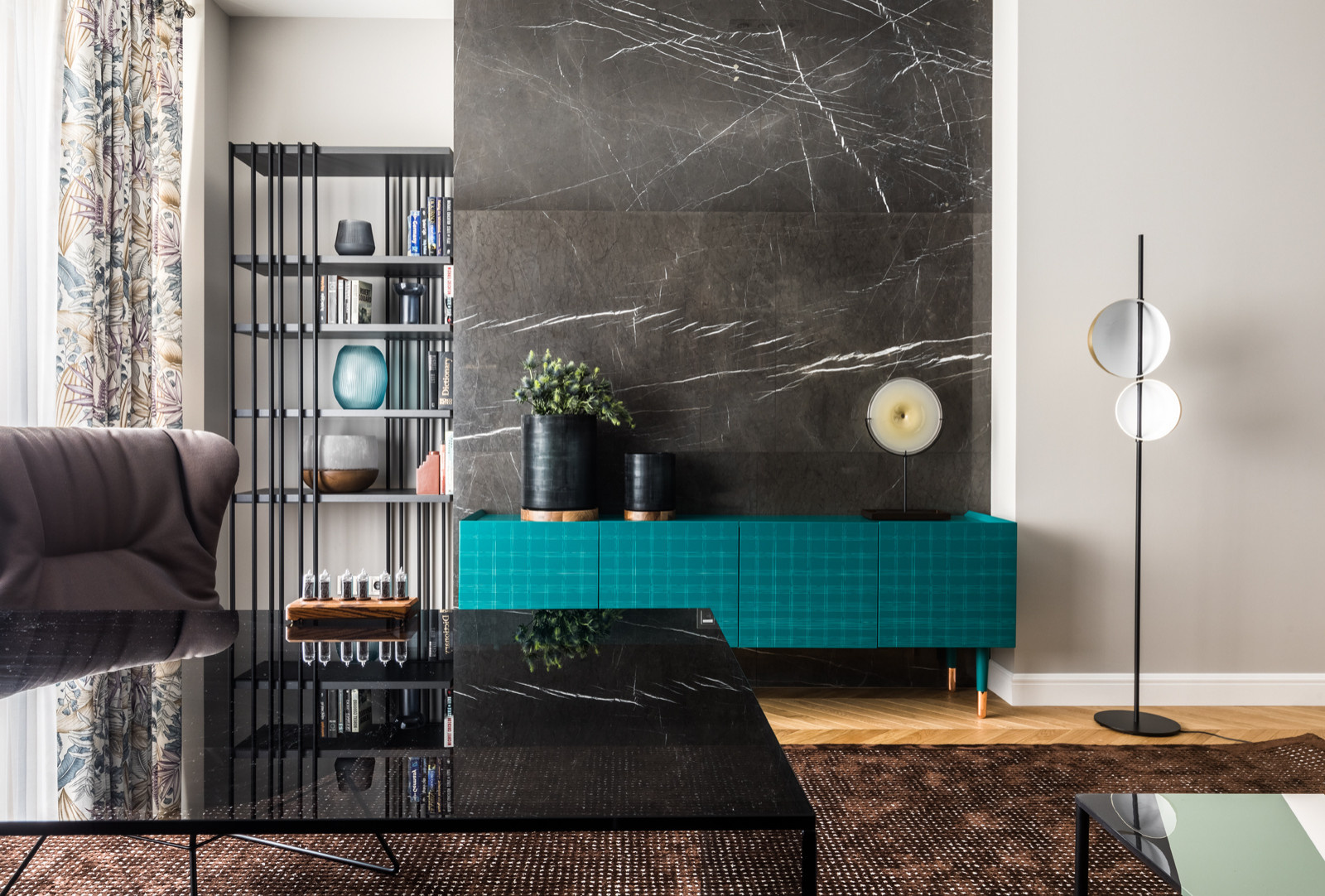 Houzz тур: Квартира с яркими деталями и элементами из латуни