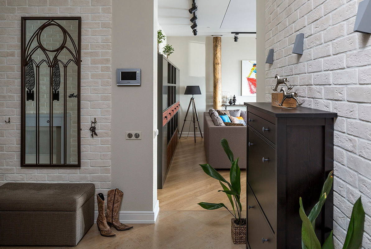 Houzz тур: Квартира со старыми бревнами, кирпичом и телефонной будкой