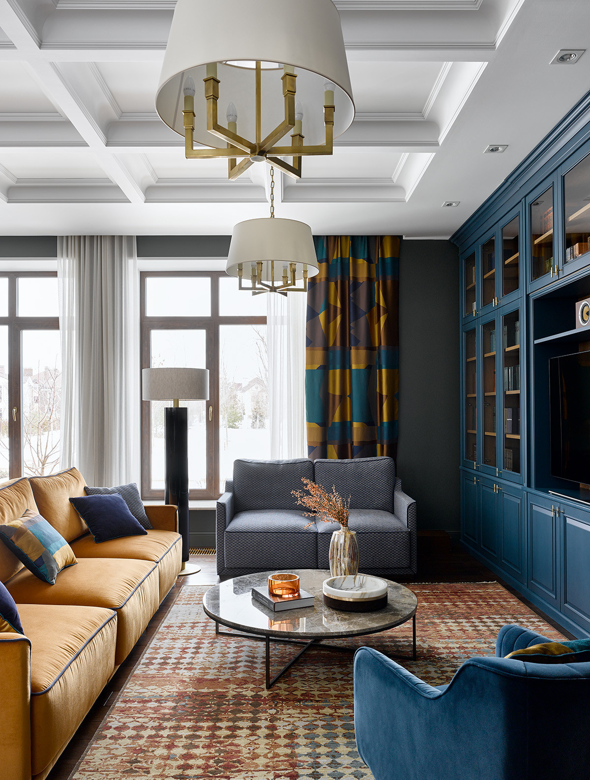 Houzz тур: Дом на Новой Риге с синей библиотекой