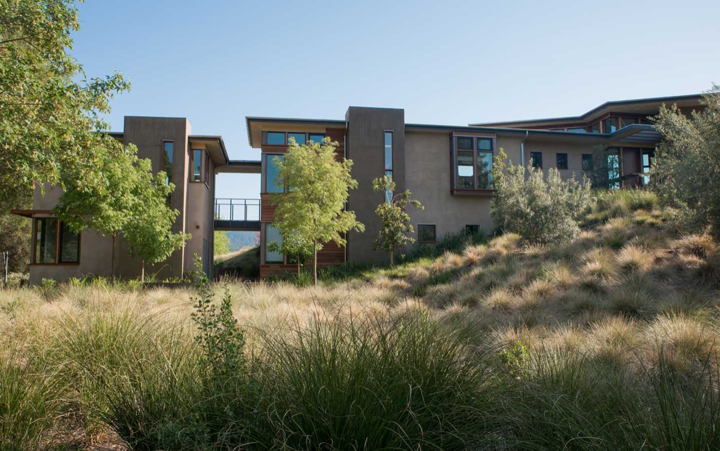 Дом на склоне: Преимущество или головная боль