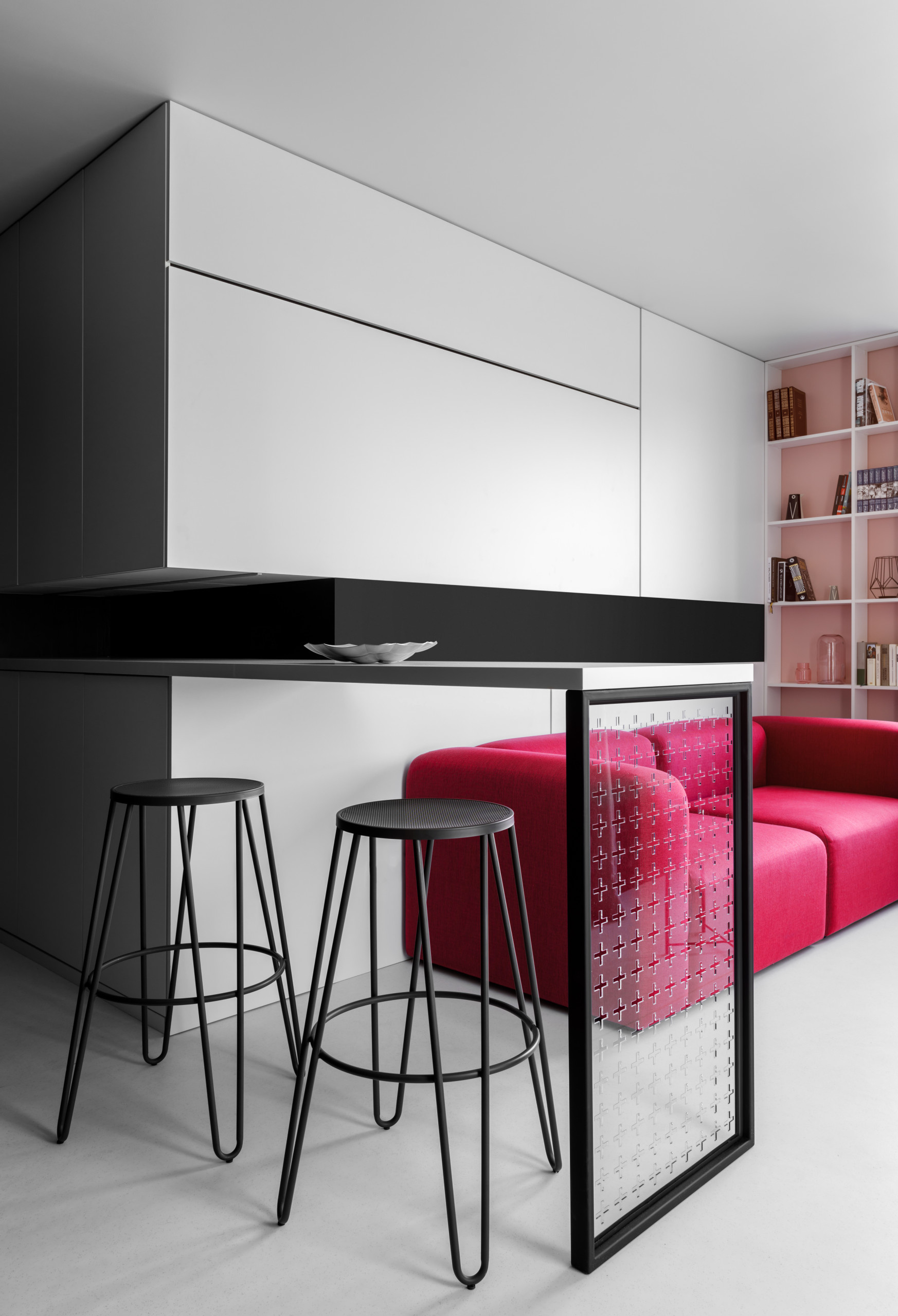 Houzz тур: 52 кв.м — чёрно-белая квартира с малиновыми акцентами