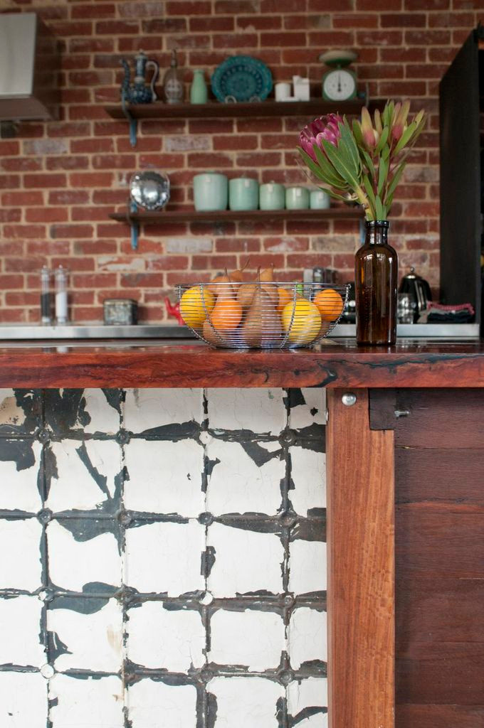 Просто фото: Декоративное подстолье у острова