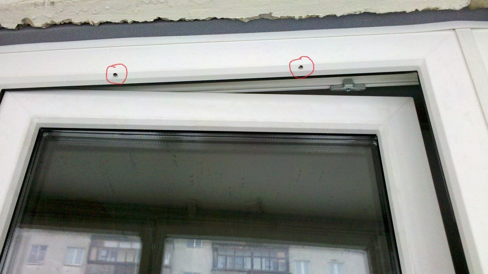 Вопрос: Зачем нужны дырки в пластиковых окнах