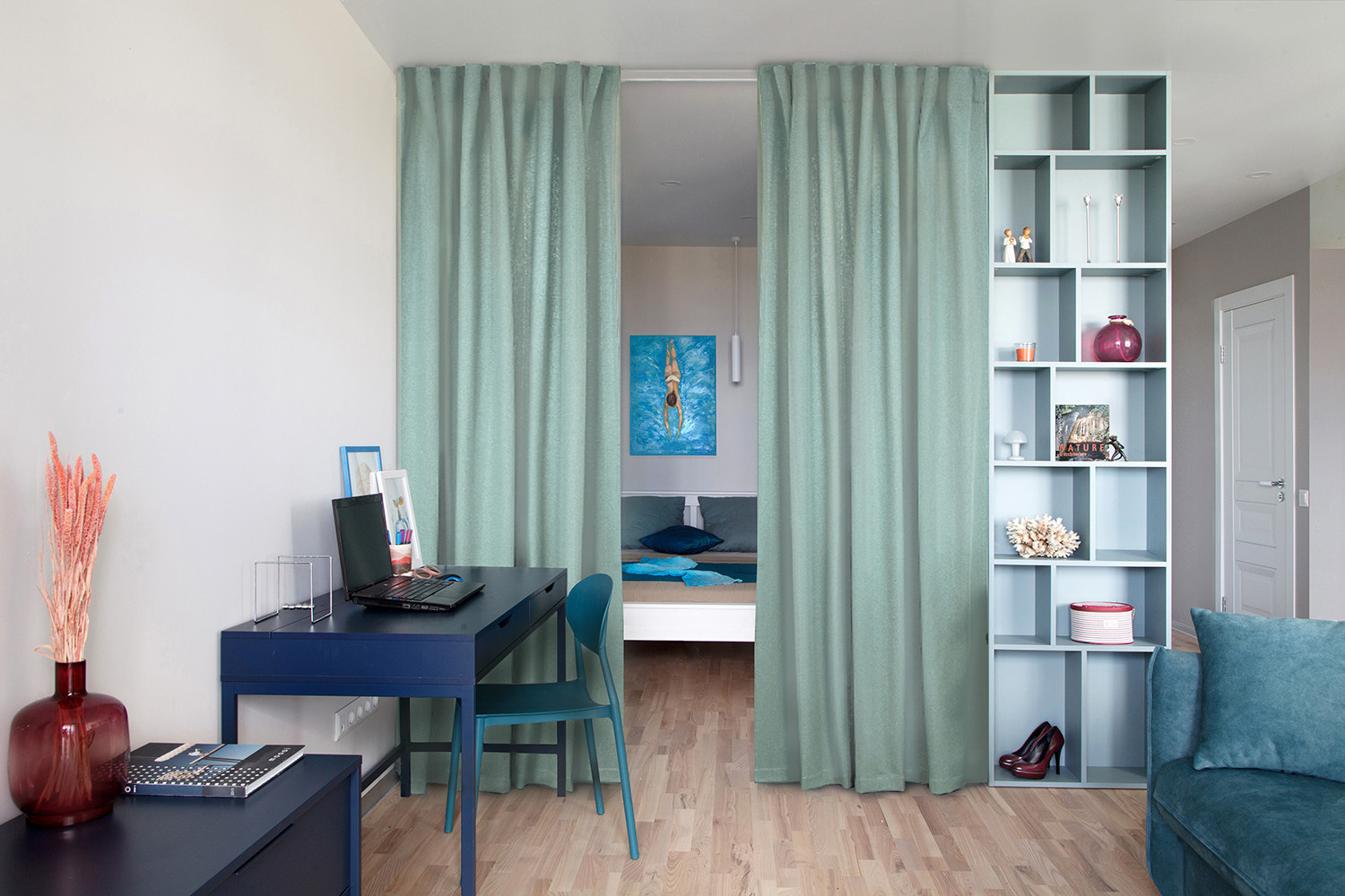 Houzz Беларусь: Квартира со шкафом, функциональным с трех сторон