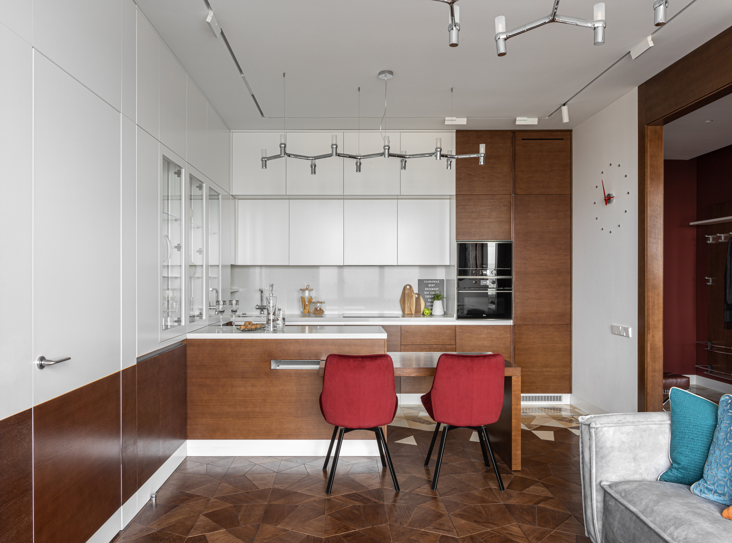 Houzz тур: Интерьер с концепцией Red go, где важен красный цвет