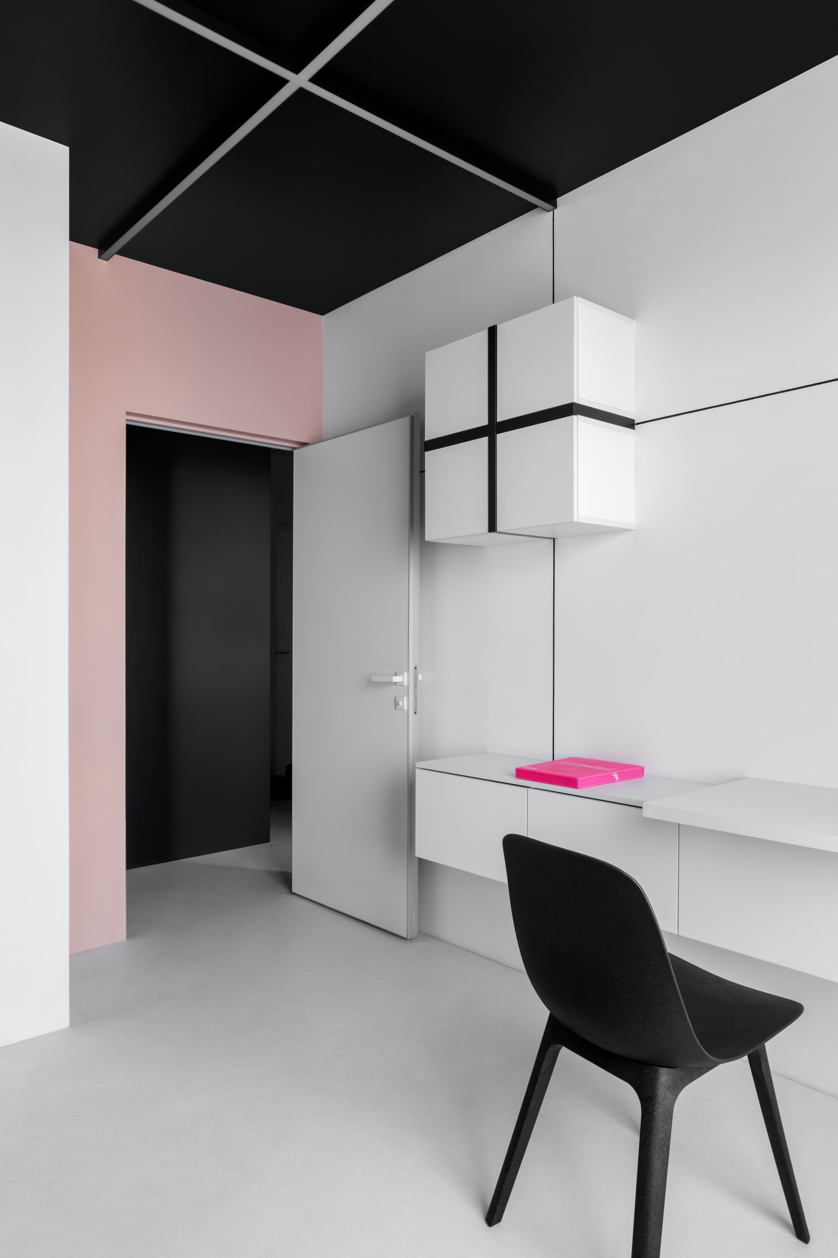 Houzz тур: 52 кв.м — чёрно-белая квартира с малиновыми акцентами