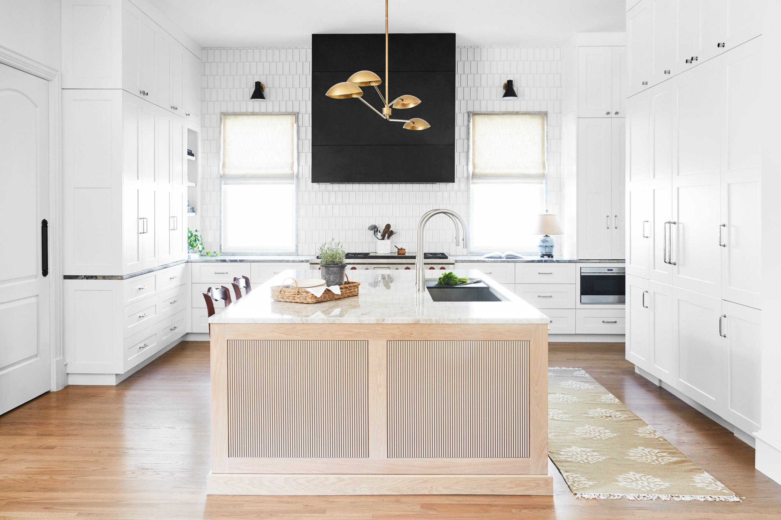 Просто фото: Необычный свет над островом