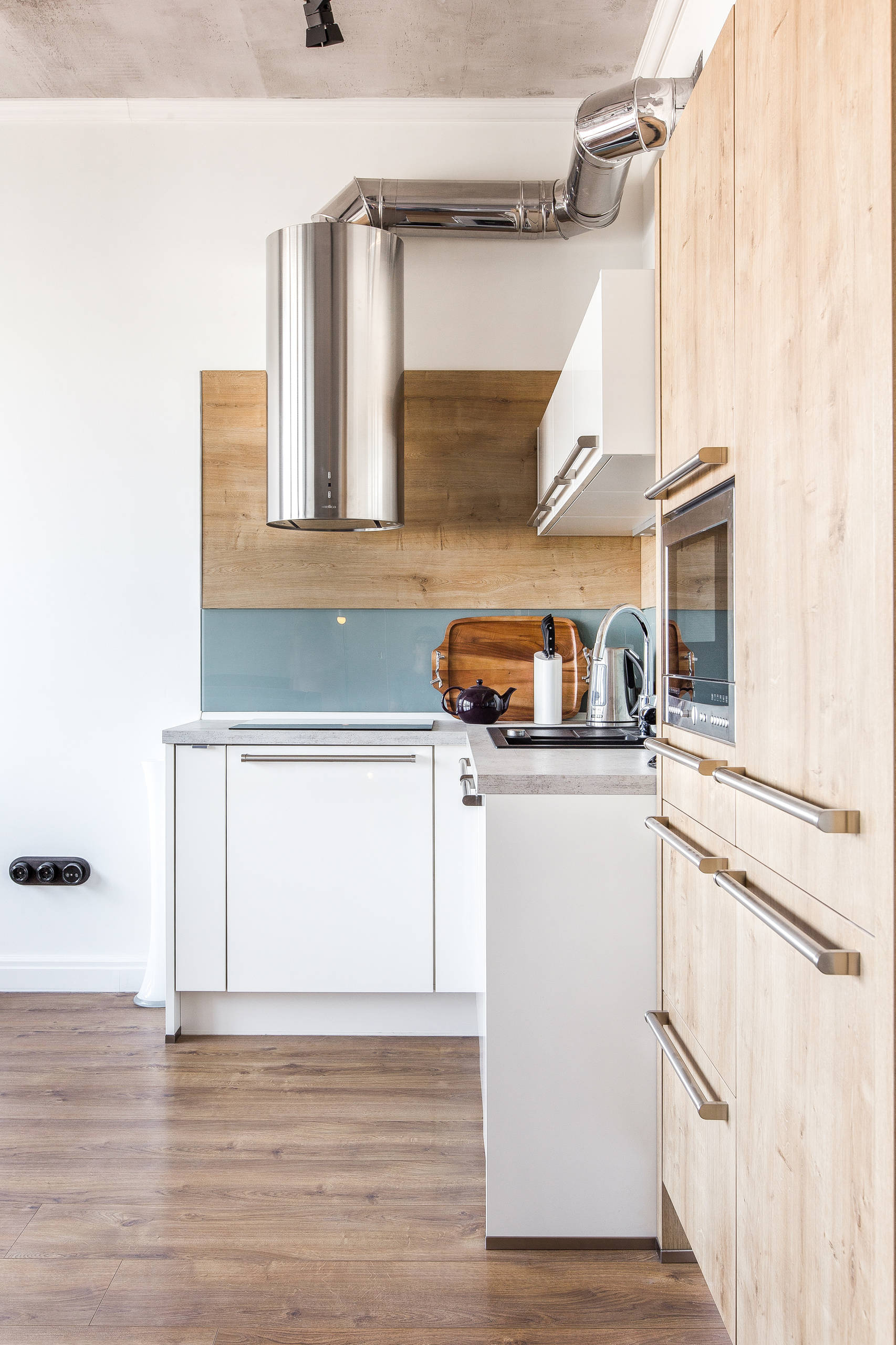 Фотоохота: 23 проекта кухни «в колонну» — от компактных до XXL