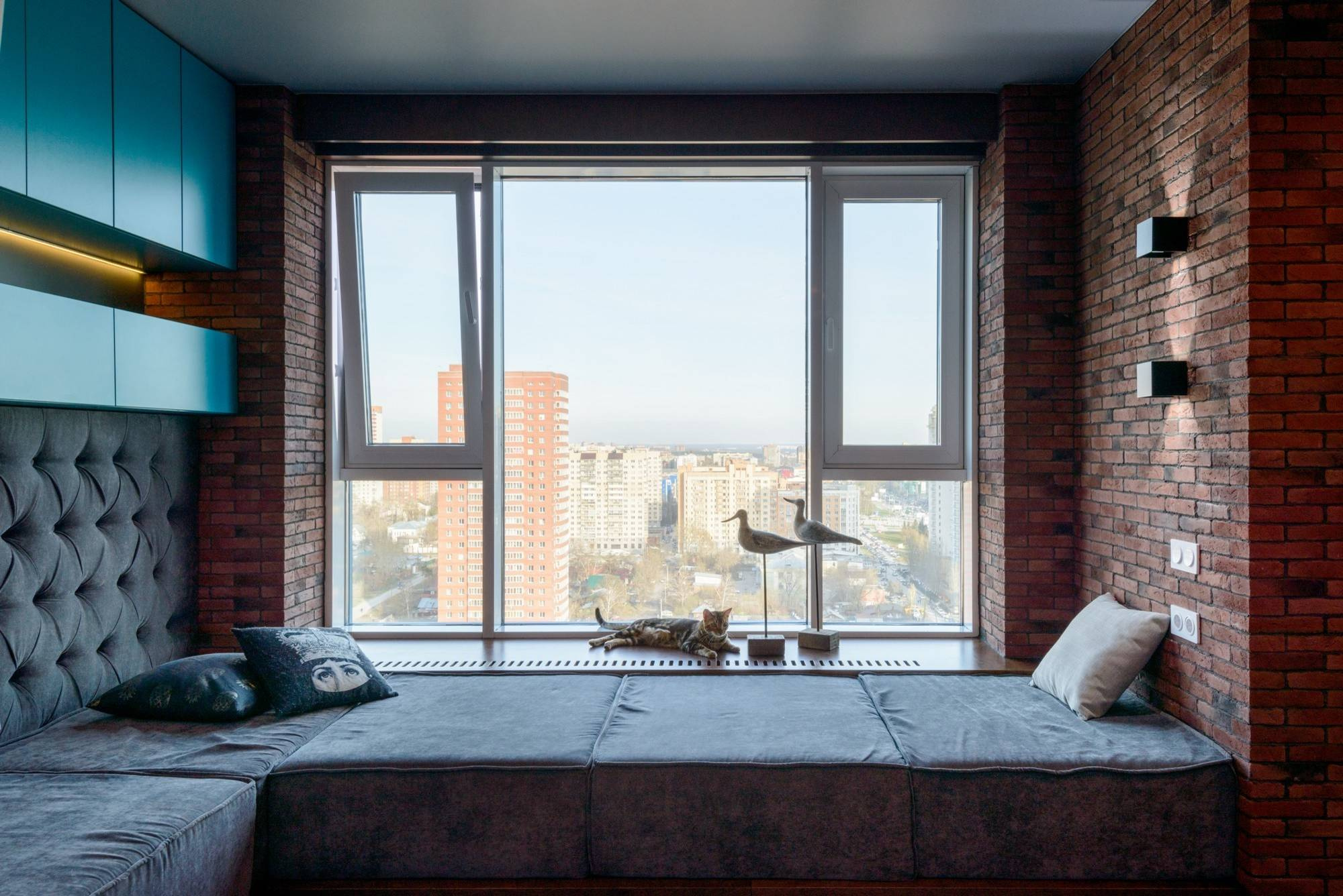 Только фото: 25 способов устроиться у окна