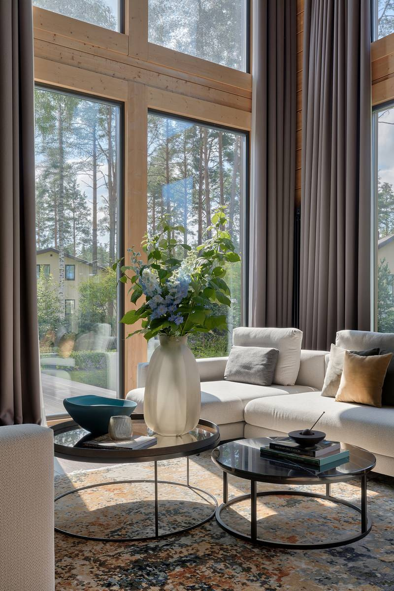 Houzz  тур: Загородный дом с чёрным мрамором и огромными окнами