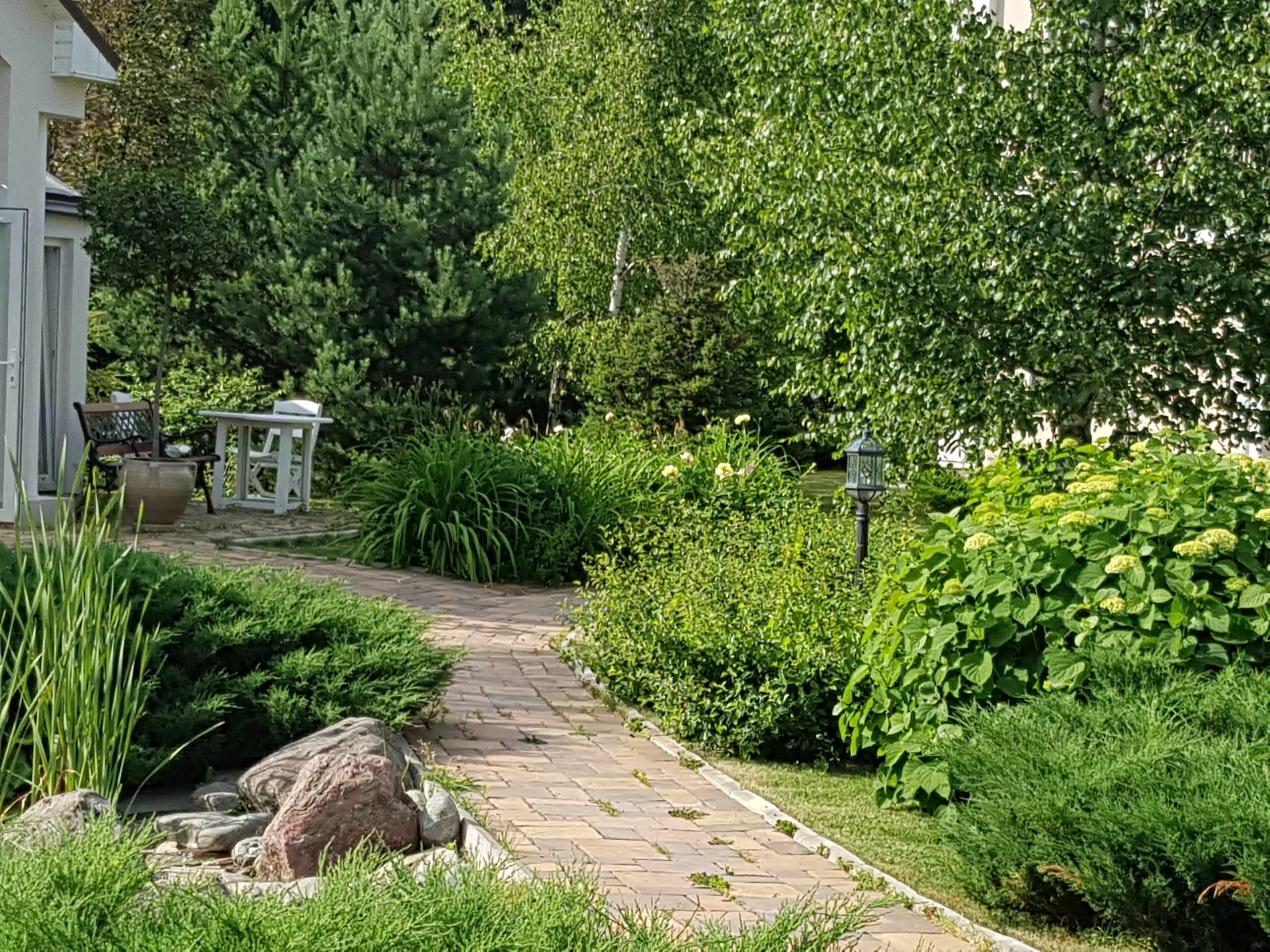 Проект недели: «Итальянский» сад с расписной лоджией при гараже