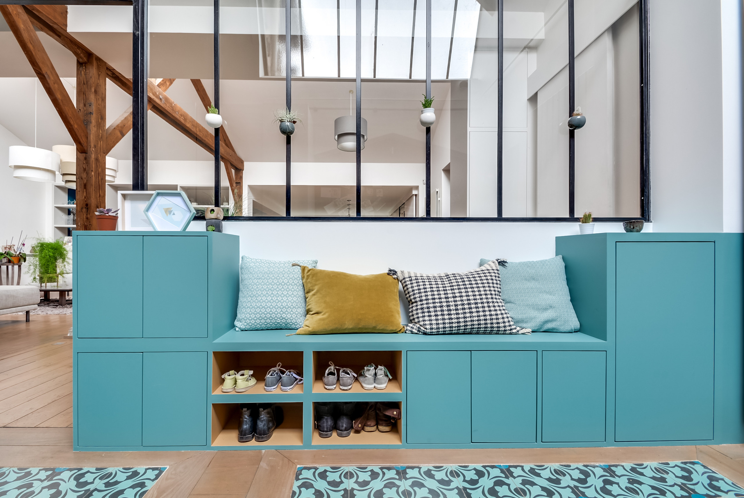 Прием: Цветной шкаф в интерьере