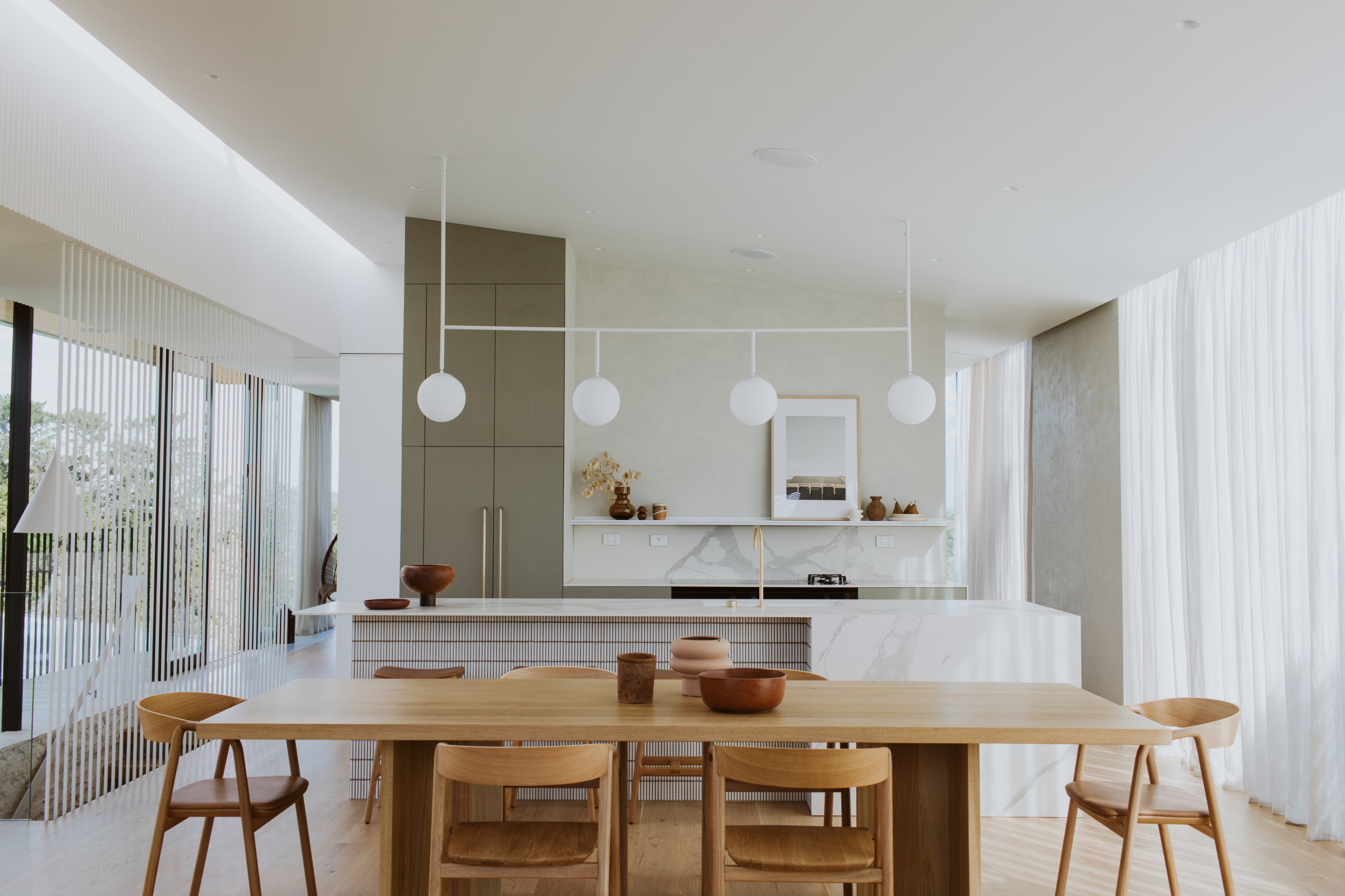 Просто фото: Необычный свет над островом