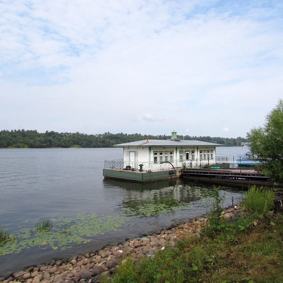 Русская дача: От императорских коттеджей до фазенды на шести сотках