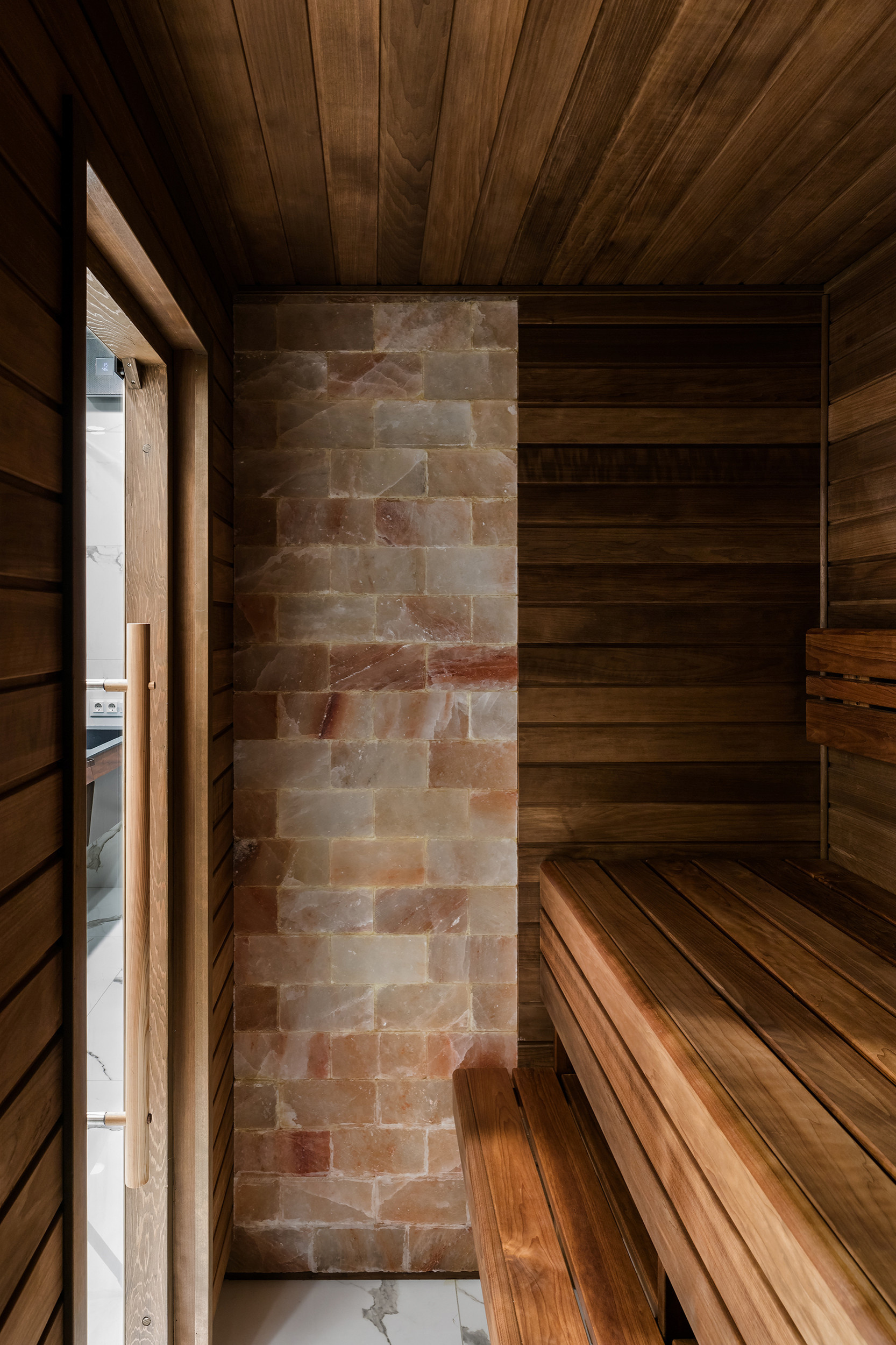 Houzz тур: Квартира с черной кухней и крошкой-сауной