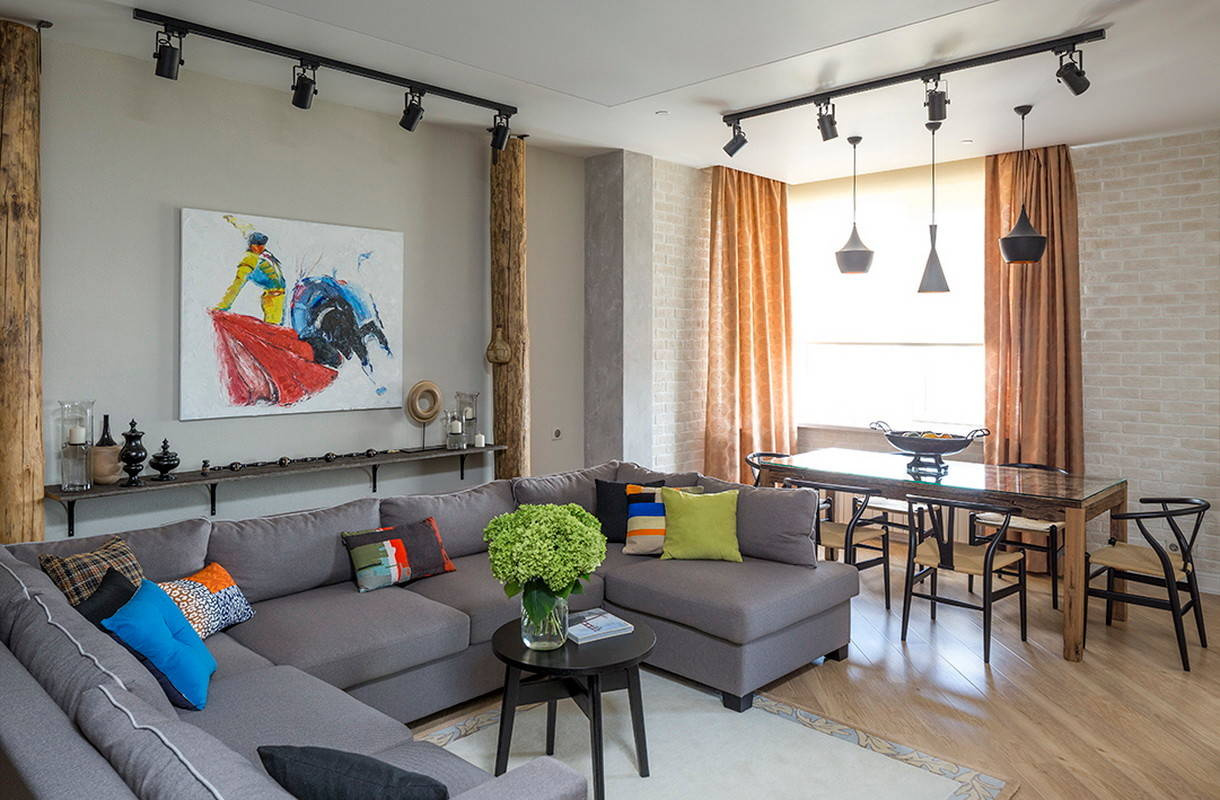 Houzz тур: Квартира со старыми бревнами, кирпичом и телефонной будкой