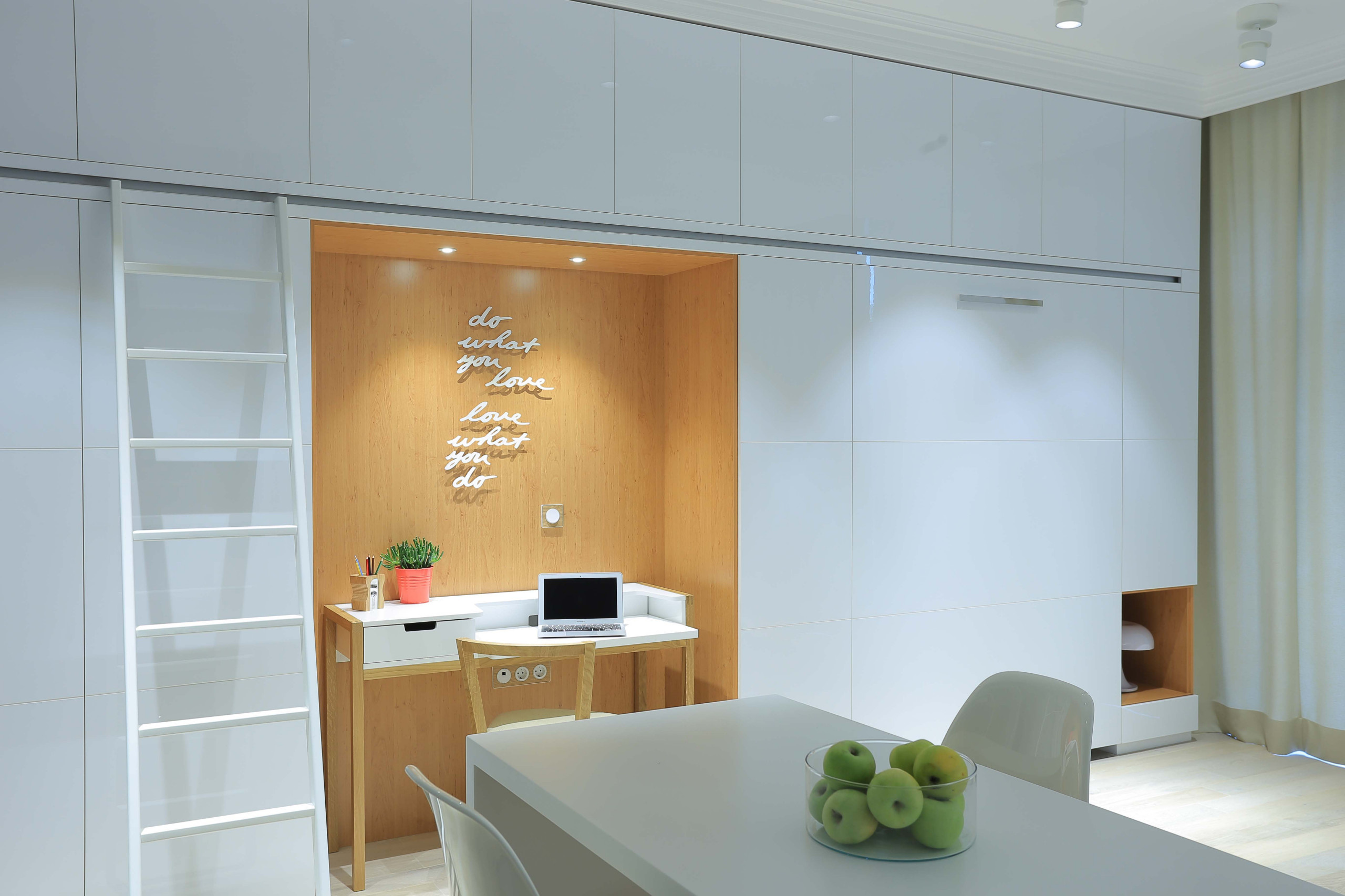 Houzz тур: Крошечная квартира с супрематическими акцентами