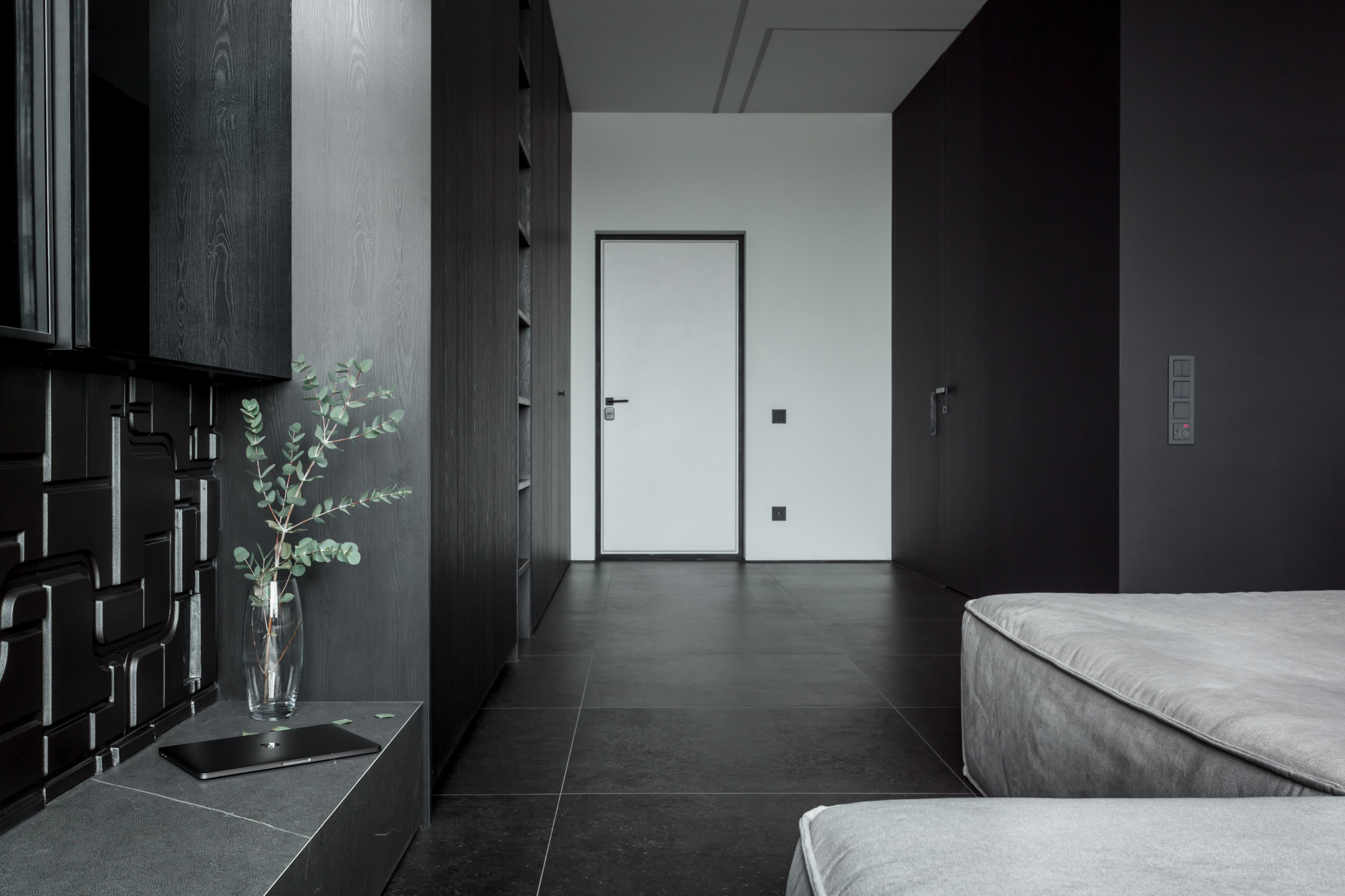 Houzz тур: 50 кв.м — чёрный интерьер с алыми акцентами