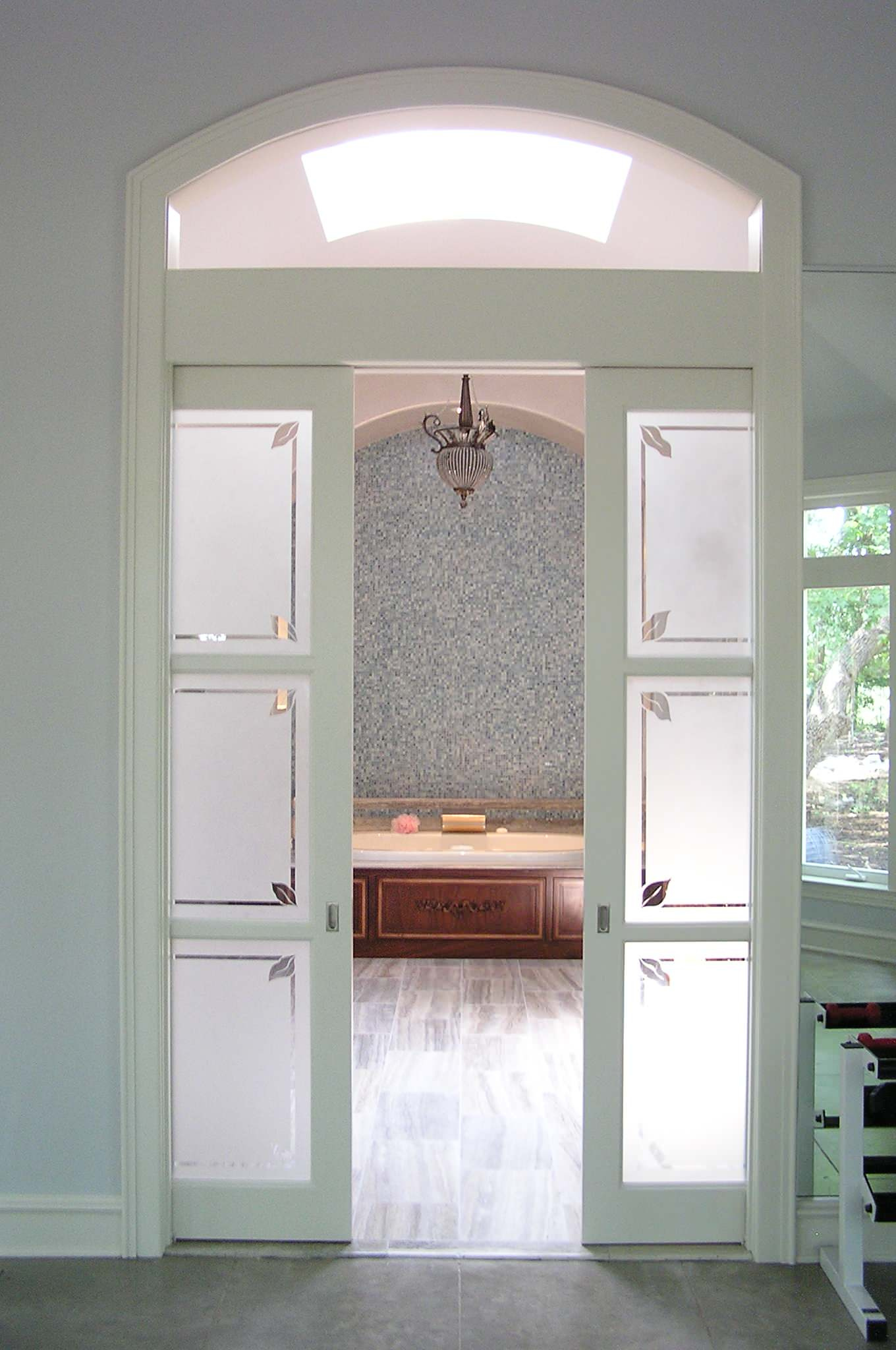 Нестандартная дверь в ванную комнату: Идеи, которые преобразят санузел