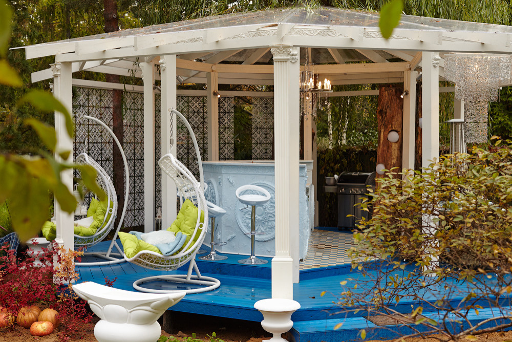 Проект недели: Беседка-кухня с лепниной и ажурными ширмами