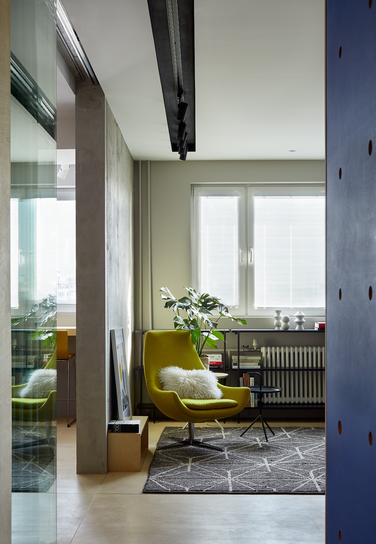 Houzz тур: Квартира 41 кв.м — бетон и синяя фанера