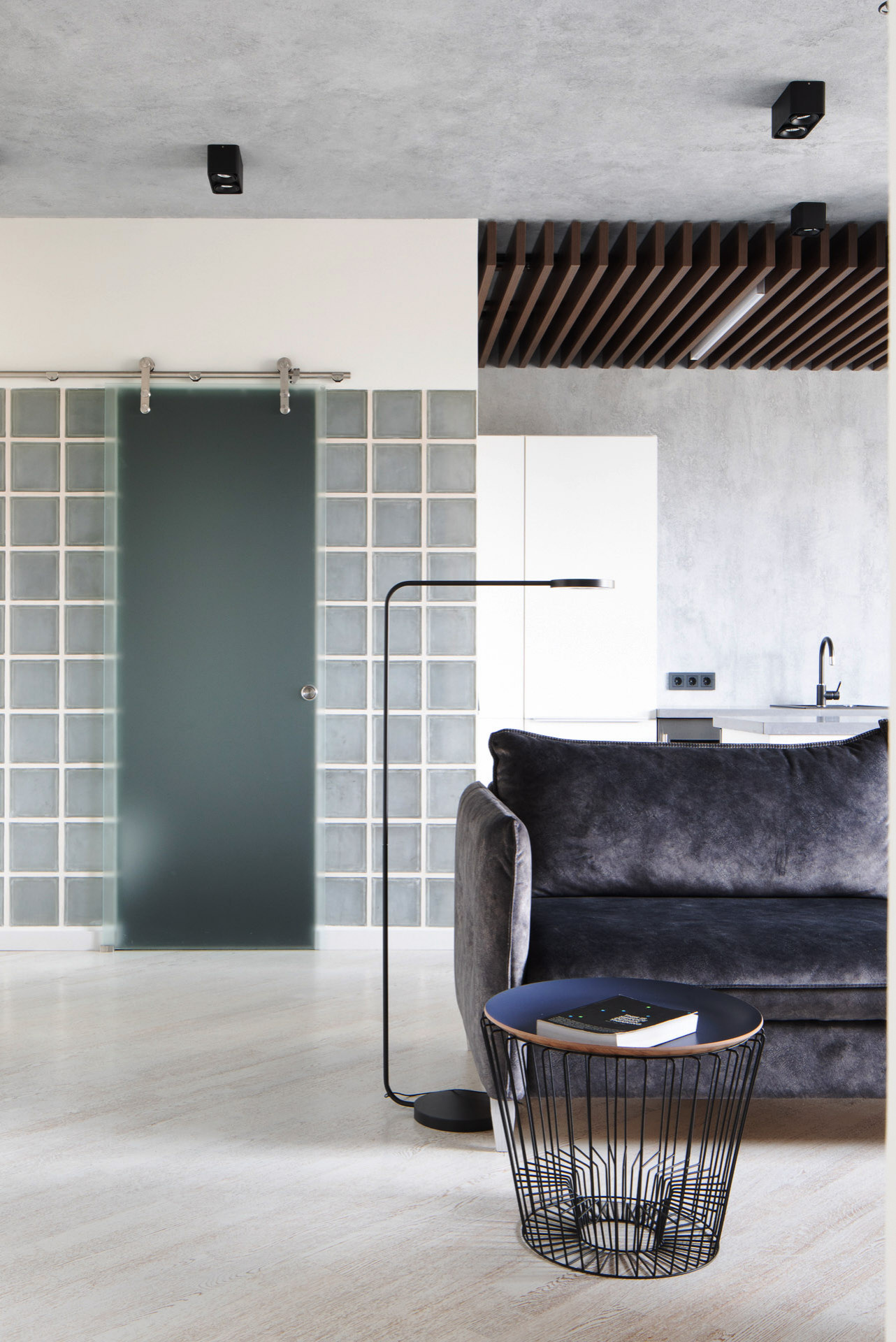 Houzz тур: Стеклоблоки вместо стен и минимум дверей в Петербурге