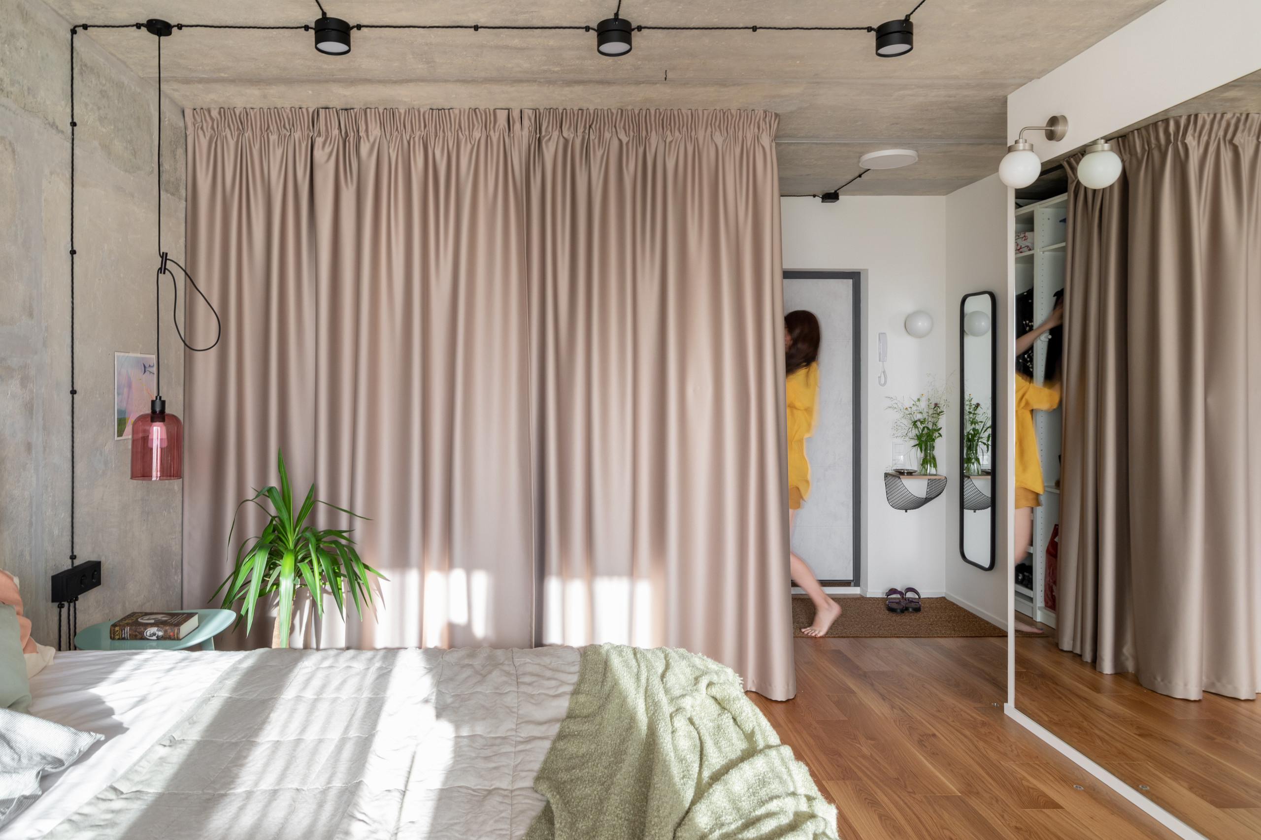 Houzz-тур: 42 кв.м — женственная квартира с бетонными стенами