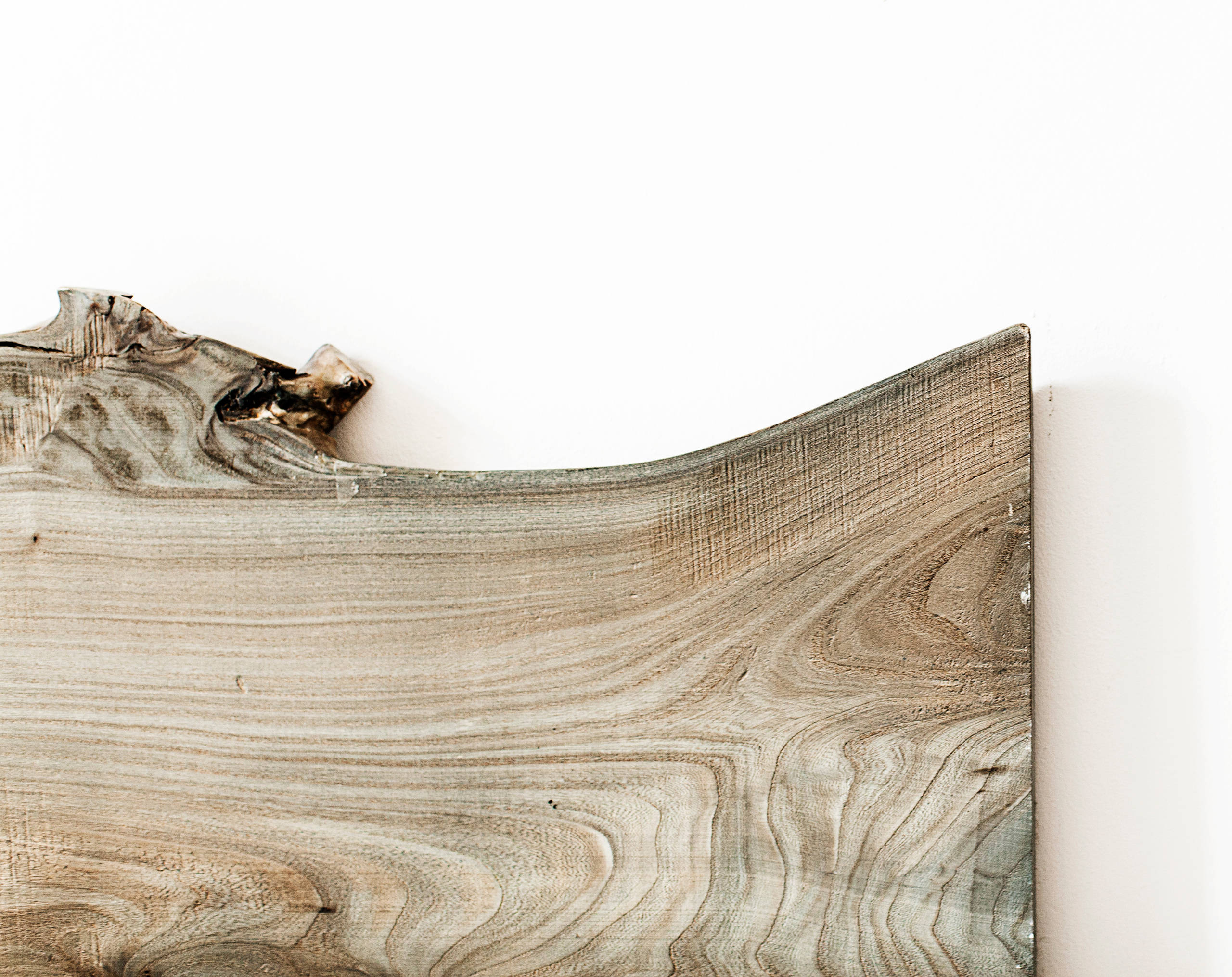 В гостях: Интерьер для троих друзей с авторской мебелью из дерева