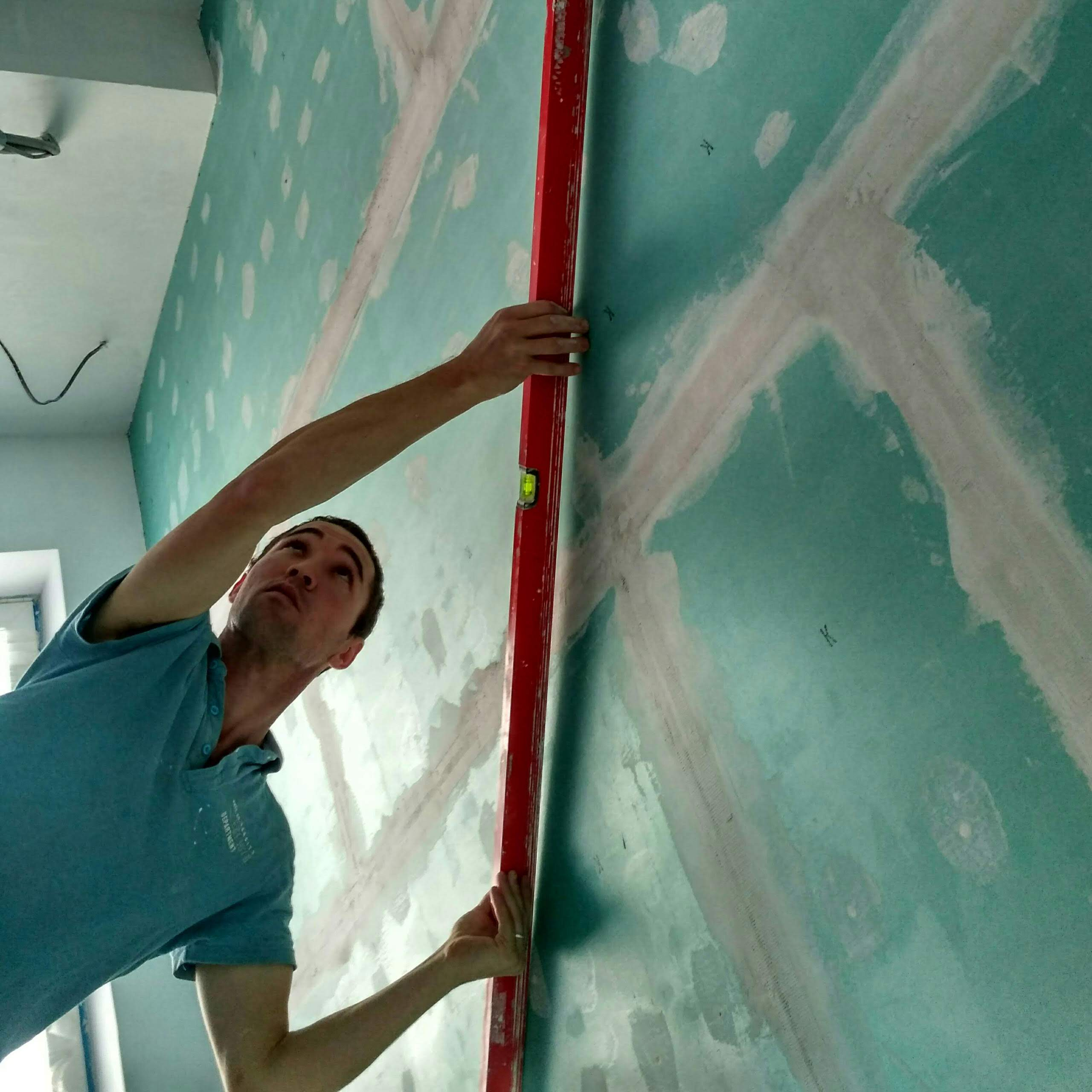 Как правильно: Выровнять потолок в квартире старого фонда