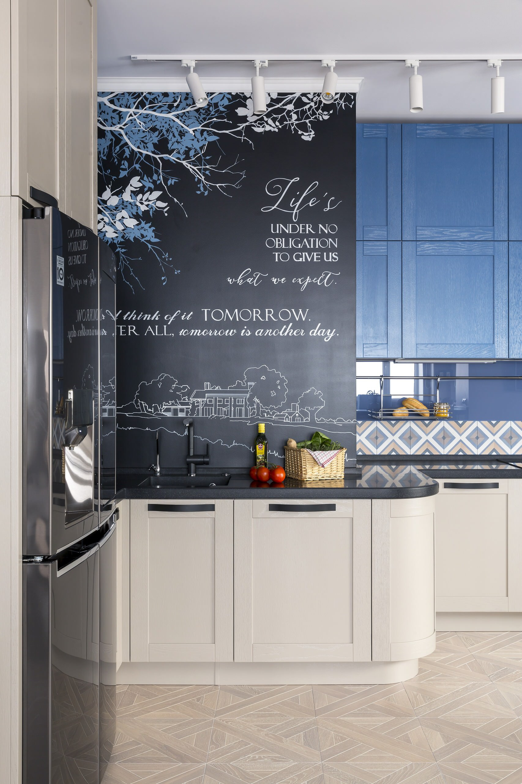 Проект недели: Кухня с голубыми фасадами и видом на парк из окна