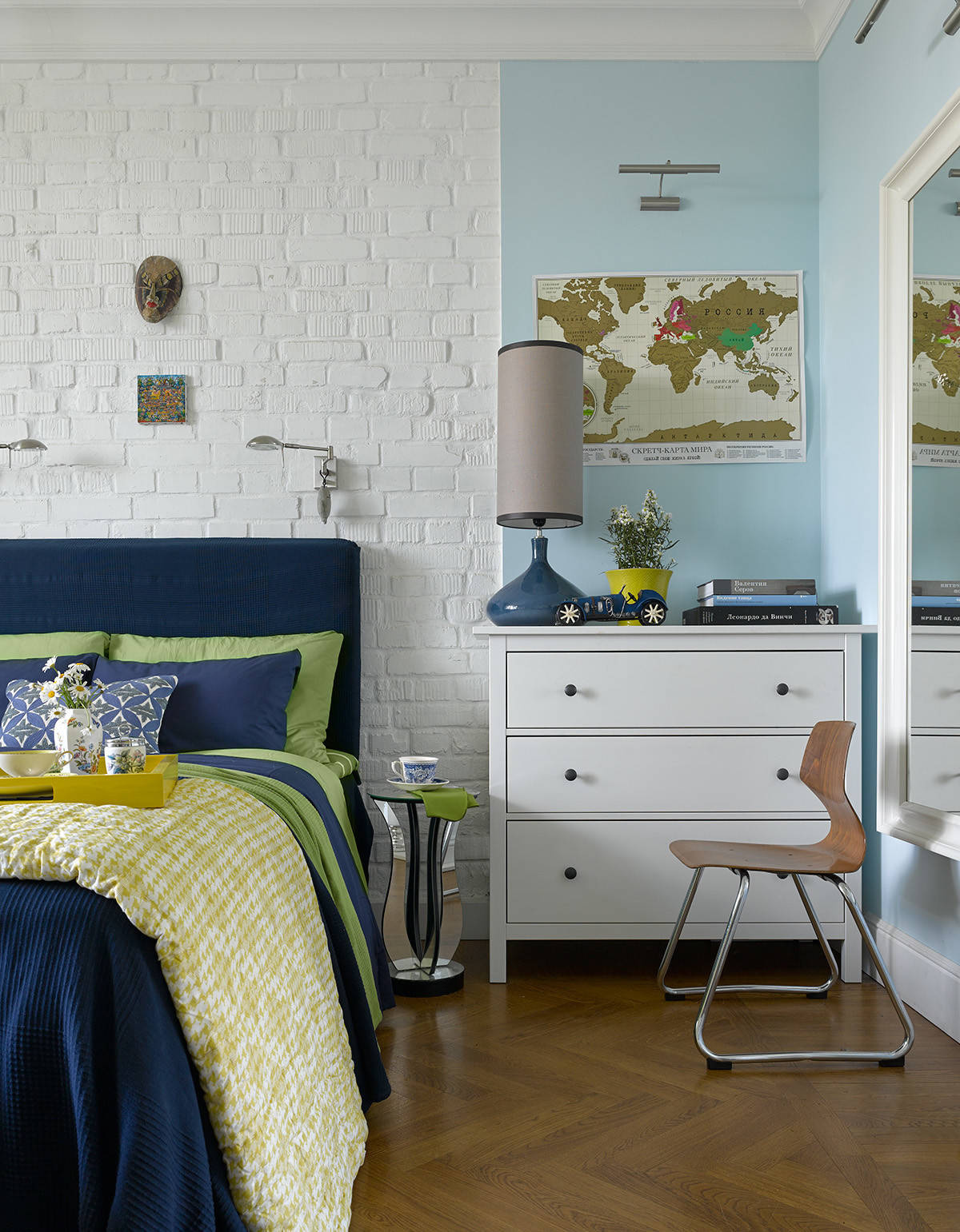 Houzz тур: Интерьер в сталинке с картинами из семейной коллекции