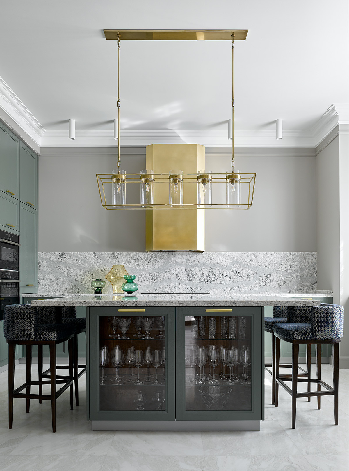 Houzz тур: Дом на Новой Риге с синей библиотекой