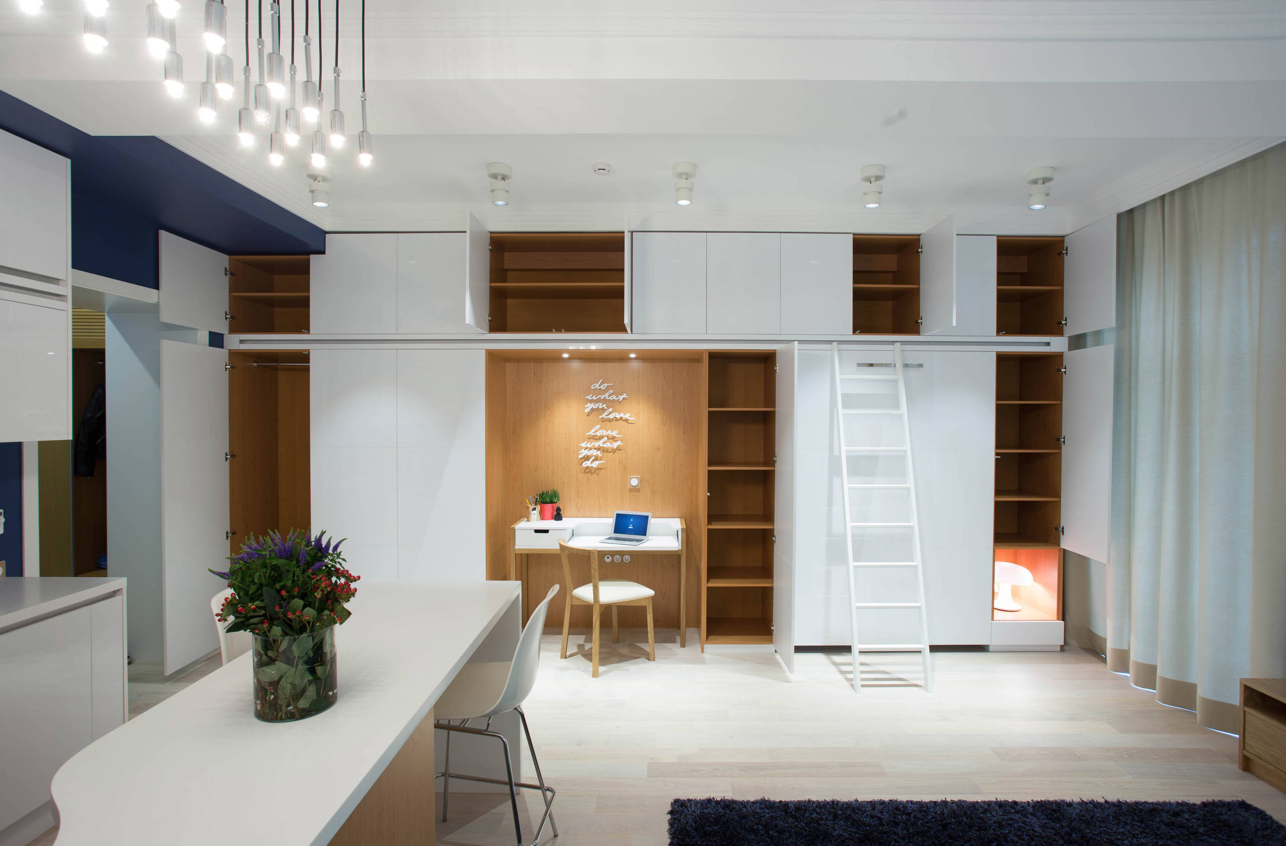 Houzz тур: Крошечная квартира с супрематическими акцентами