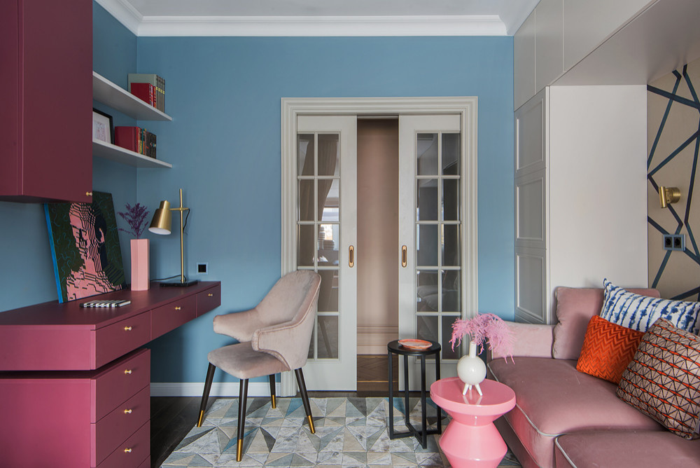 Houzz тур: Квартира с кухней в 6 кв.м и яркими дверными проёмами