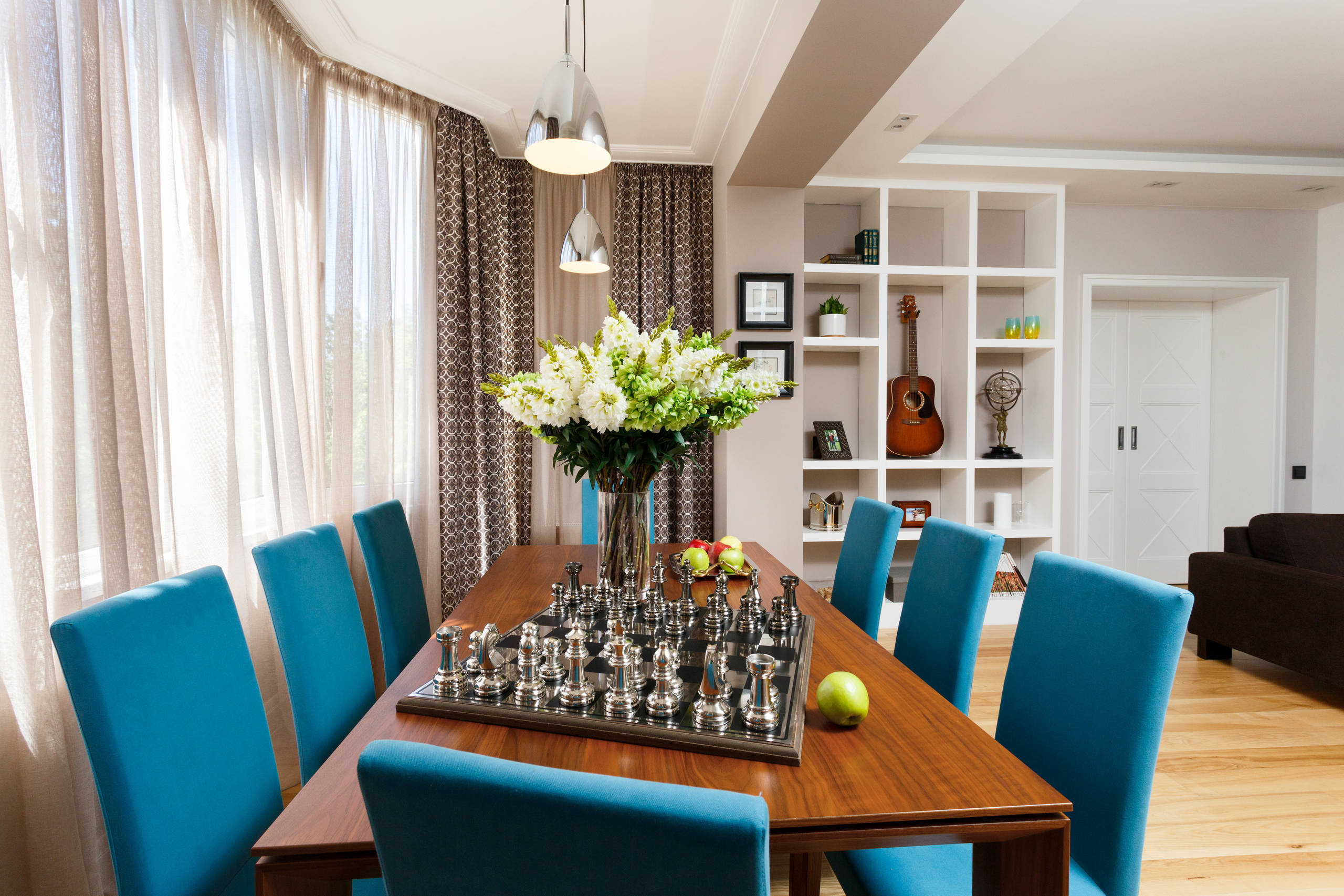 Houzz тур: Бирюзовая волна на сером песке в квартире в Калининграде