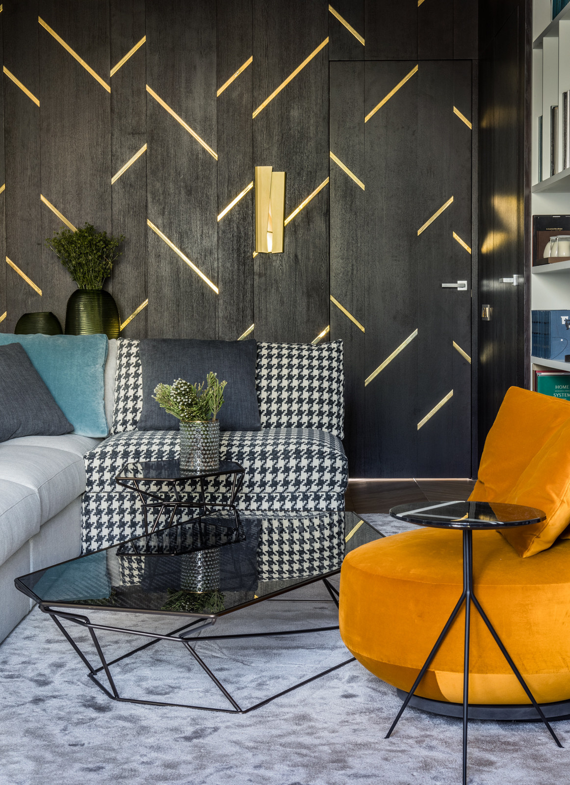 Houzz тур: Квартира с яркими деталями и элементами из латуни