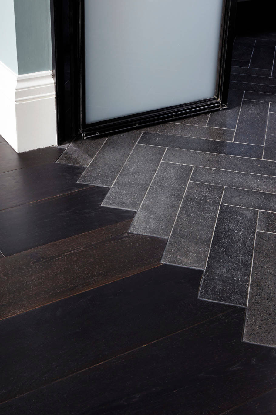 Дизайн-дебаты: Как состыковать два материала на полу