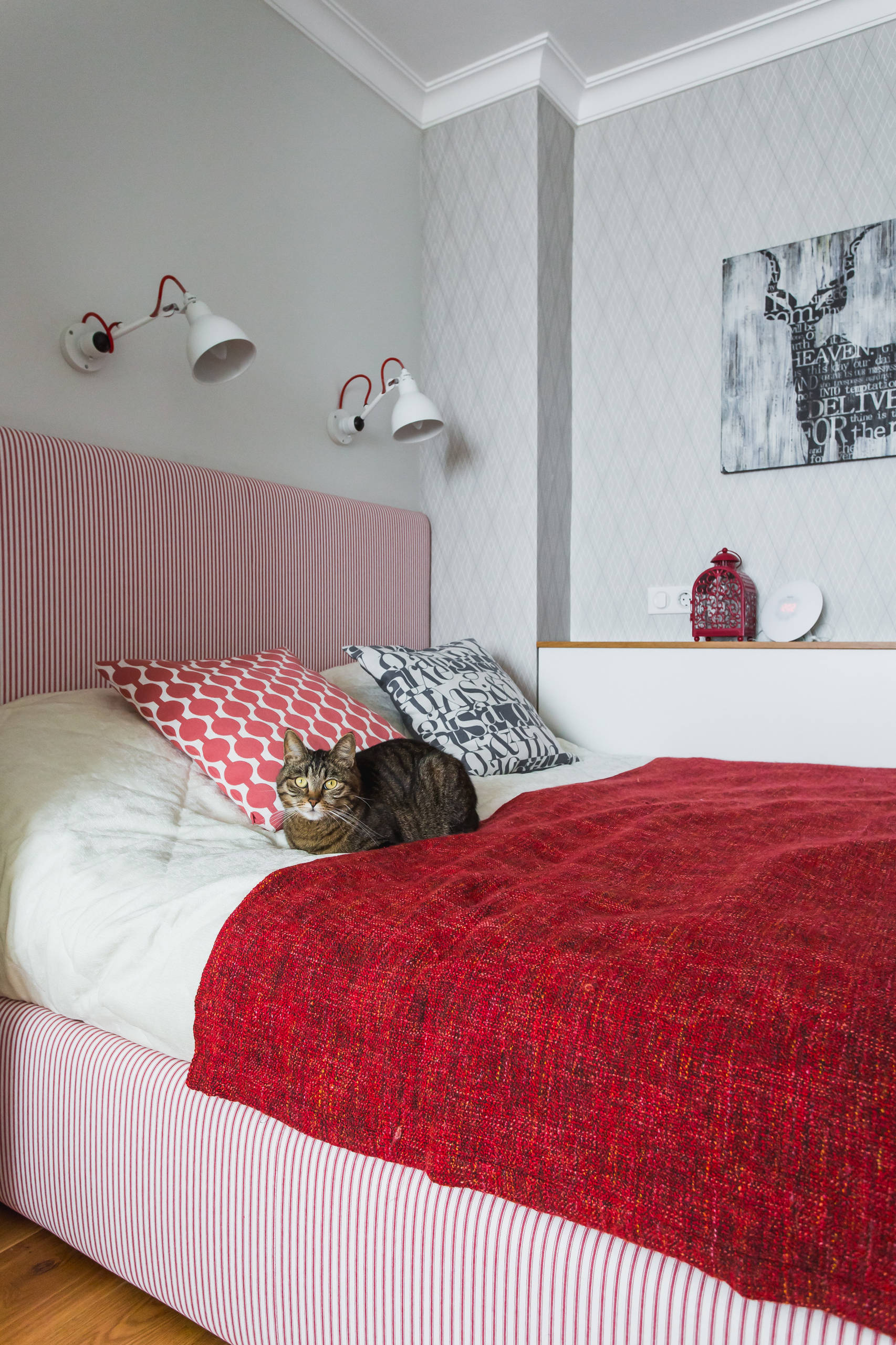 В гостях: Белый интерьер с красными акцентами на 33 квадратных метрах