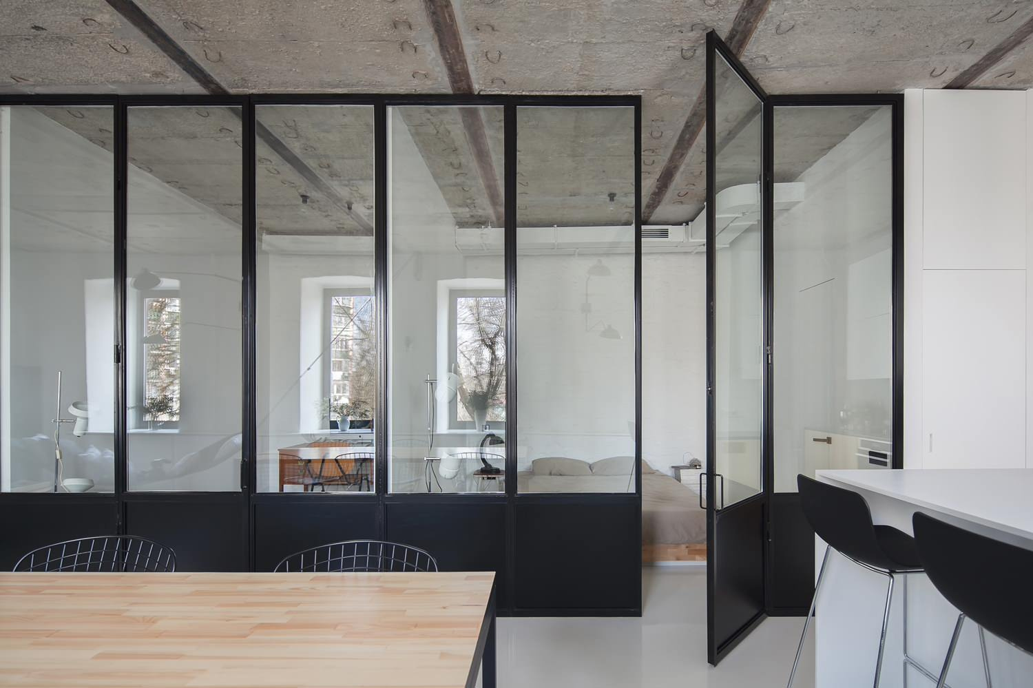 Дизайн-дебаты: Надо ли клеить обои за шкафом?